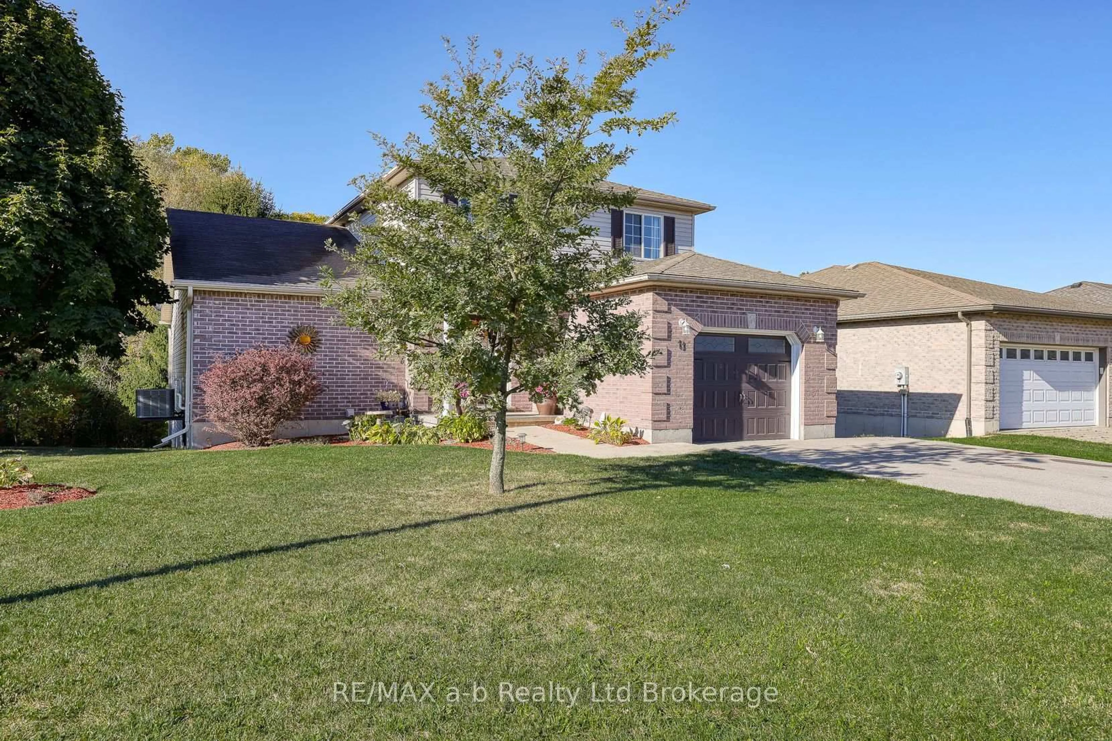 A pic from outside/outdoor area/front of a property/back of a property/a pic from drone, street for 11 Cornish Cres, Ingersoll Ontario N5C 4C9