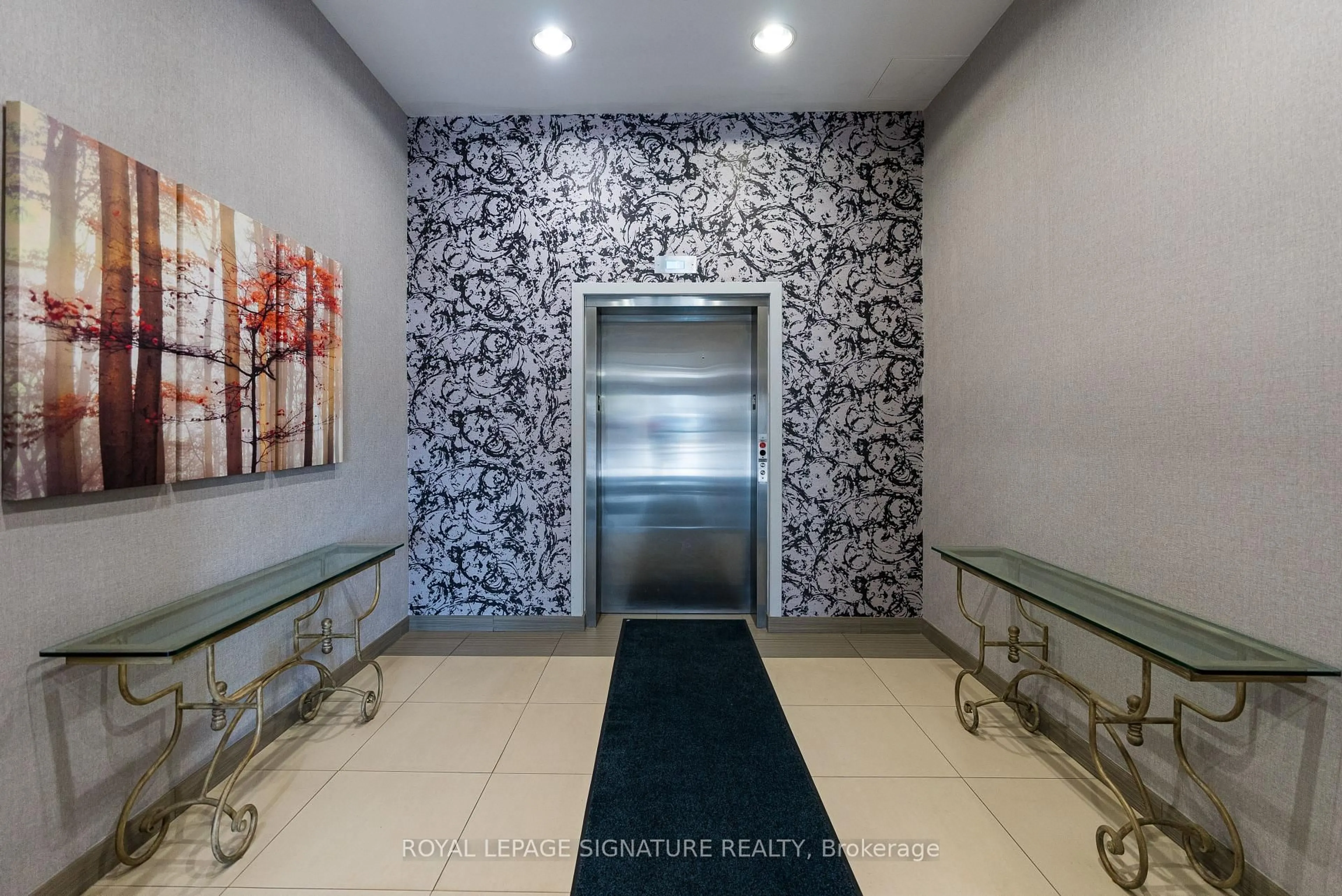 Indoor foyer for 427 Aberdeen Ave #102, Hamilton Ontario L8P 2S4