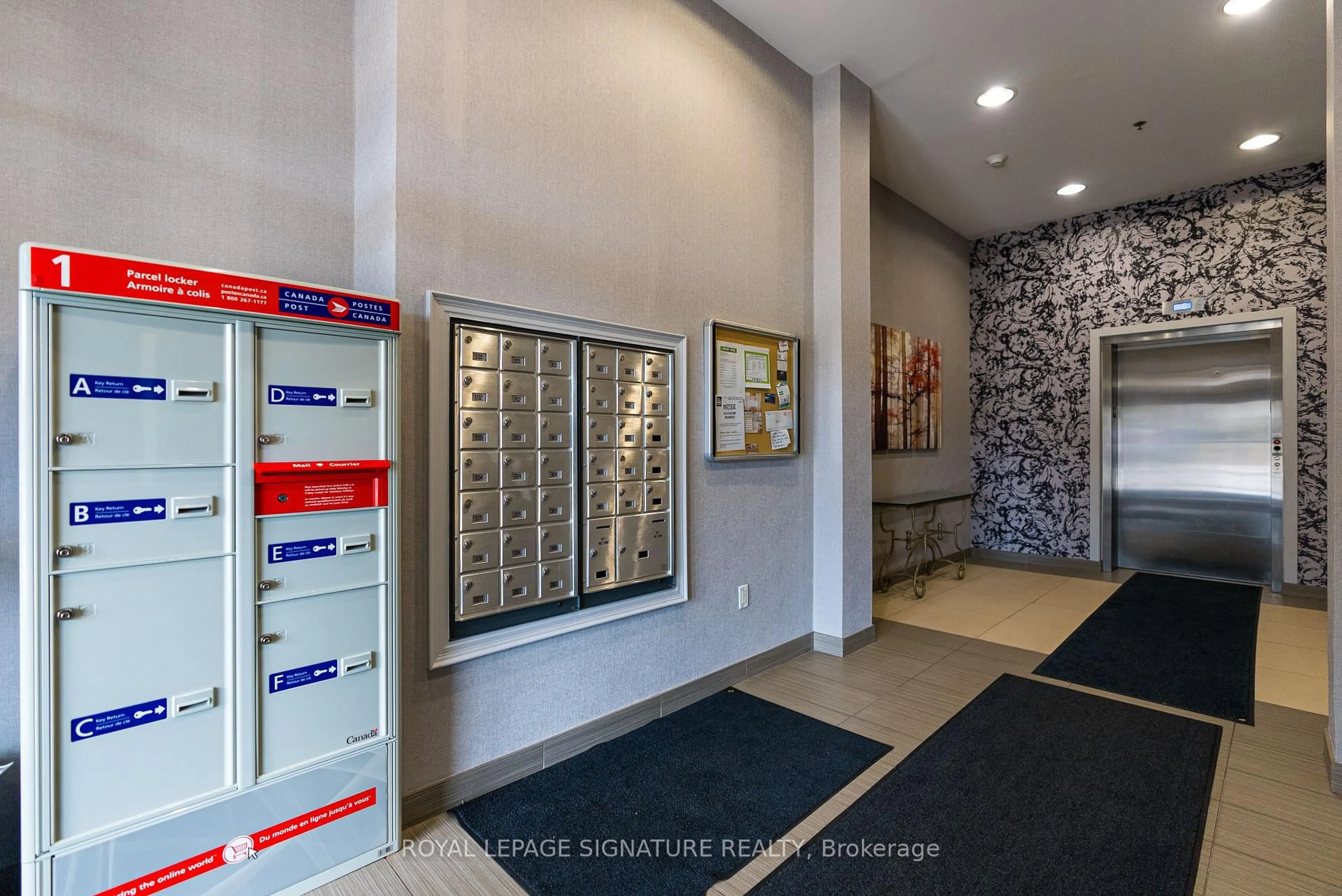 Indoor foyer for 427 Aberdeen Ave #102, Hamilton Ontario L8P 2S4