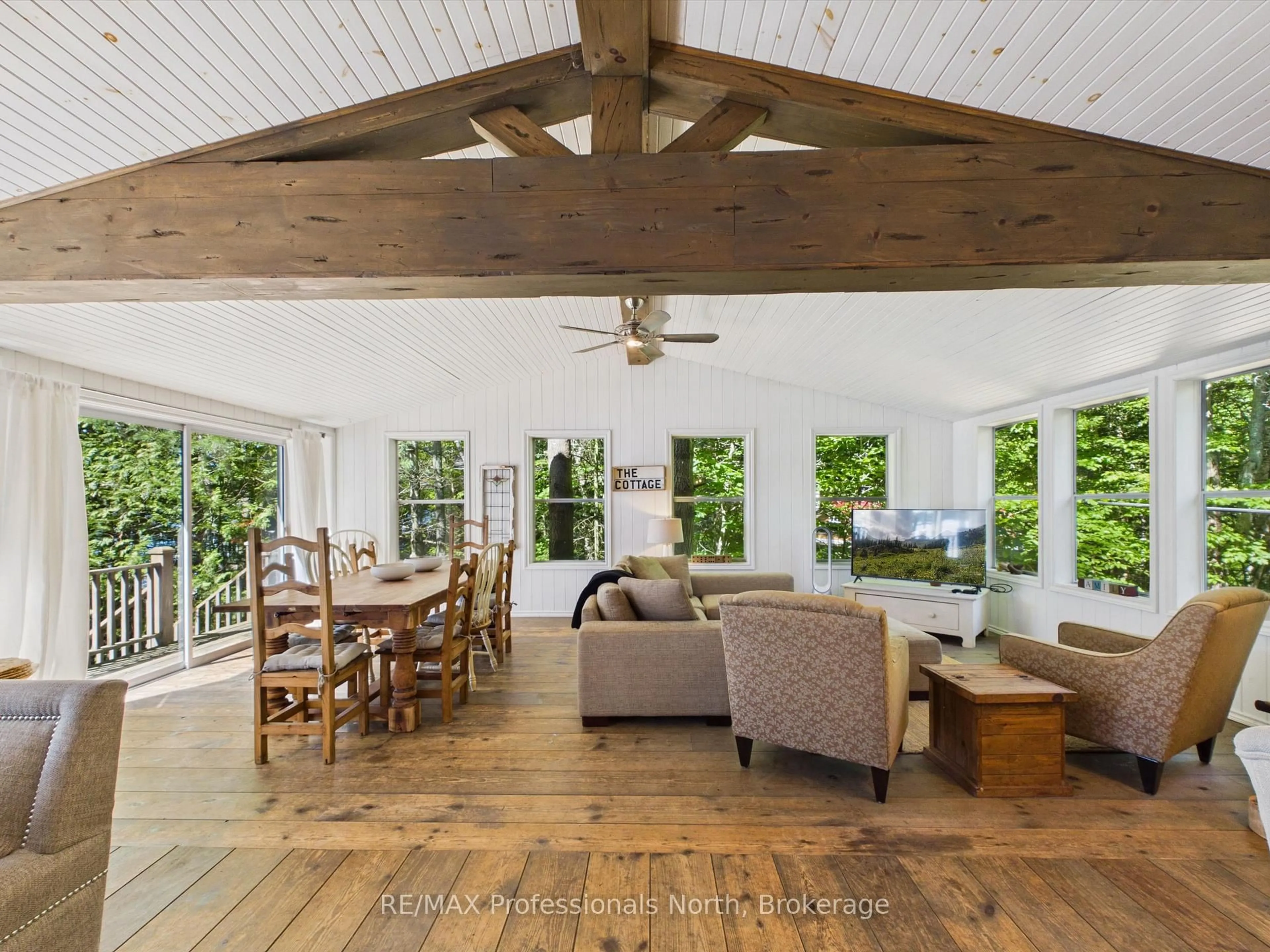 Open concept kitchen, wood/laminate floor for 1398 Milne Rd, Bracebridge Ontario P1L 1X1