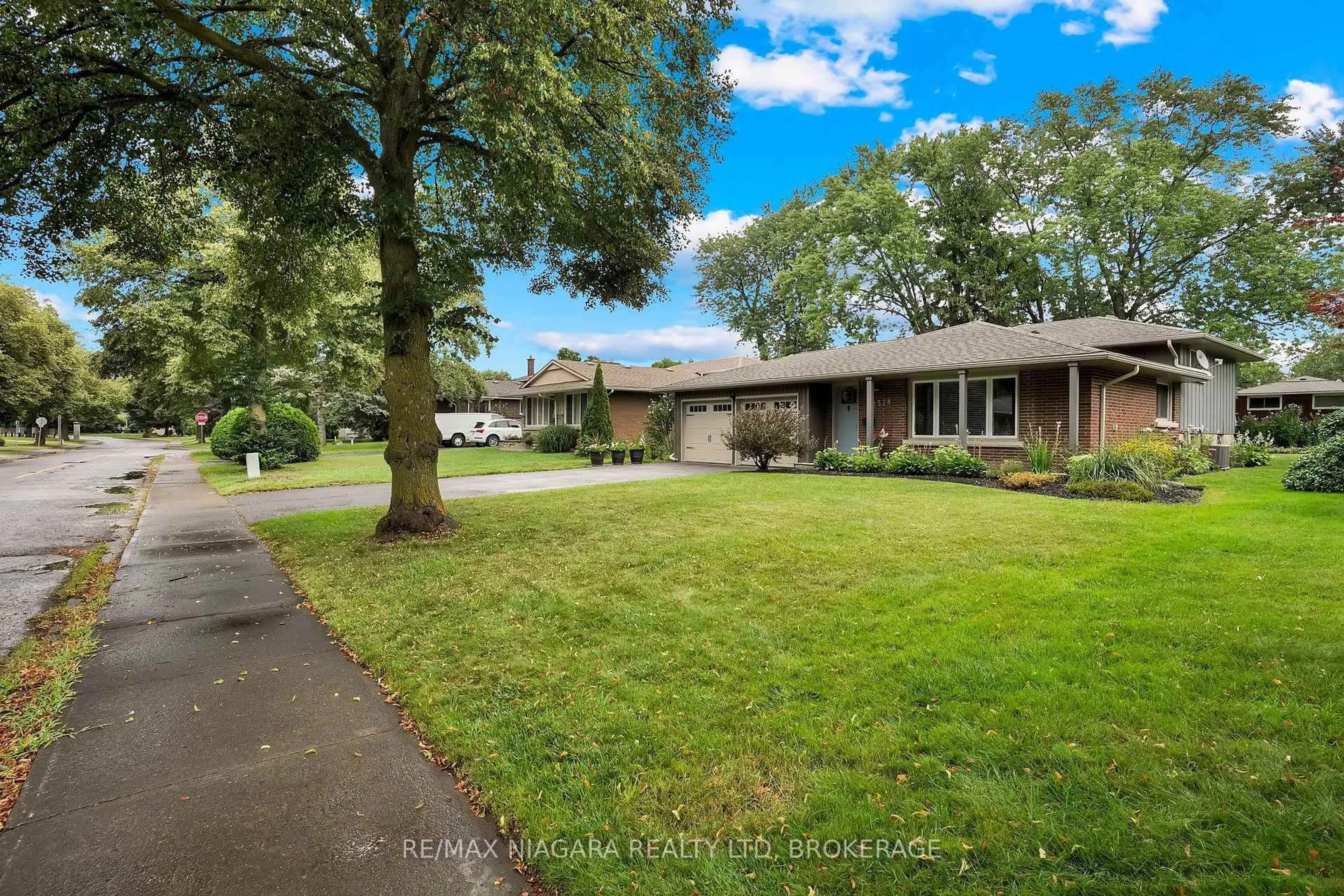 A pic from outside/outdoor area/front of a property/back of a property/a pic from drone, street for 3528 Harvard Ave, Niagara Falls Ontario L2J 3C8