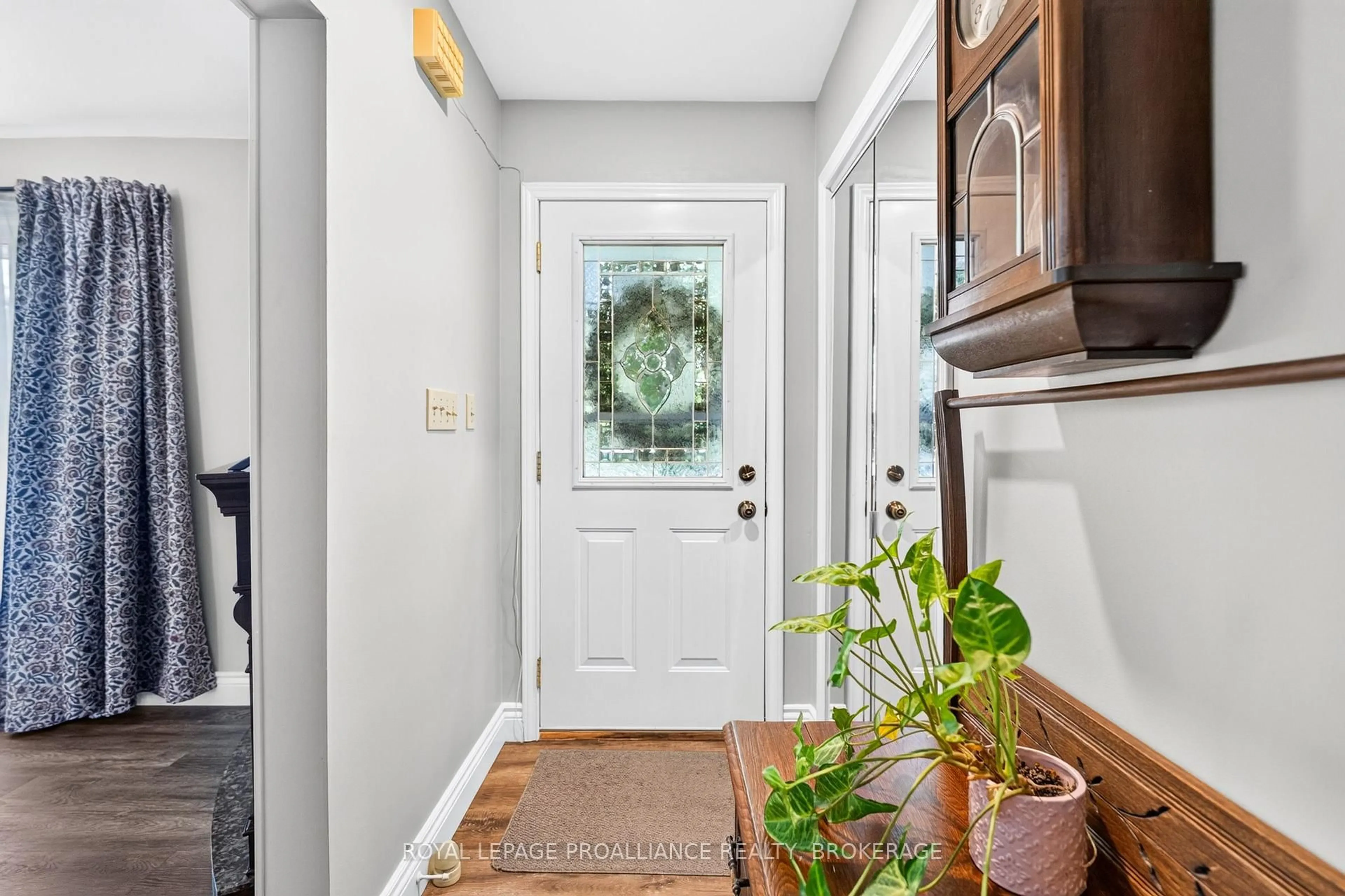 Indoor entryway for 47 Riverview Dr, Greater Napanee Ontario K7R 3A1