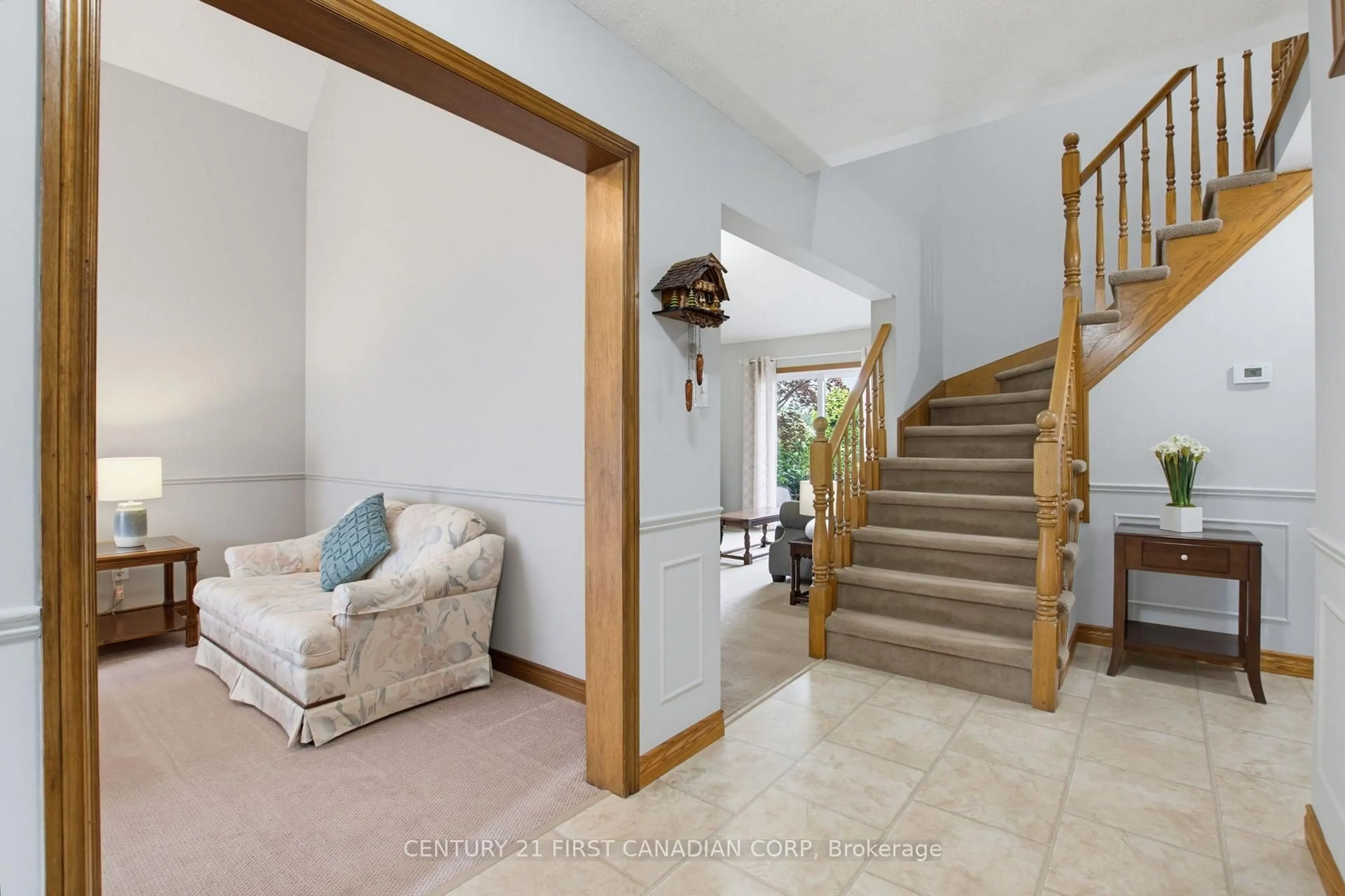 Indoor foyer for 127 Chalfont Cres, London North Ontario N6H 4Y2