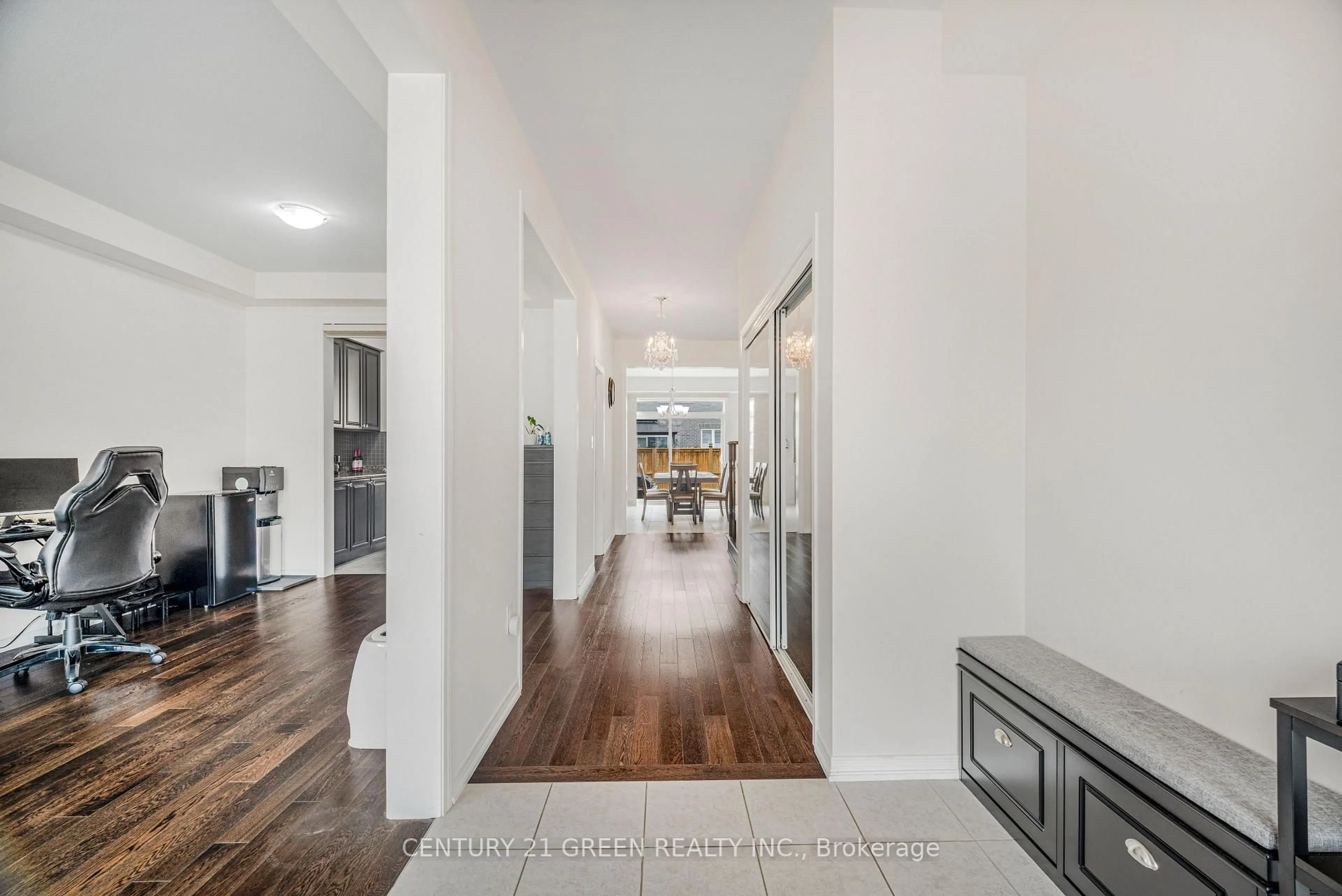 Indoor foyer for 15 Seanesy Dr, Thorold Ontario L3B 0G5