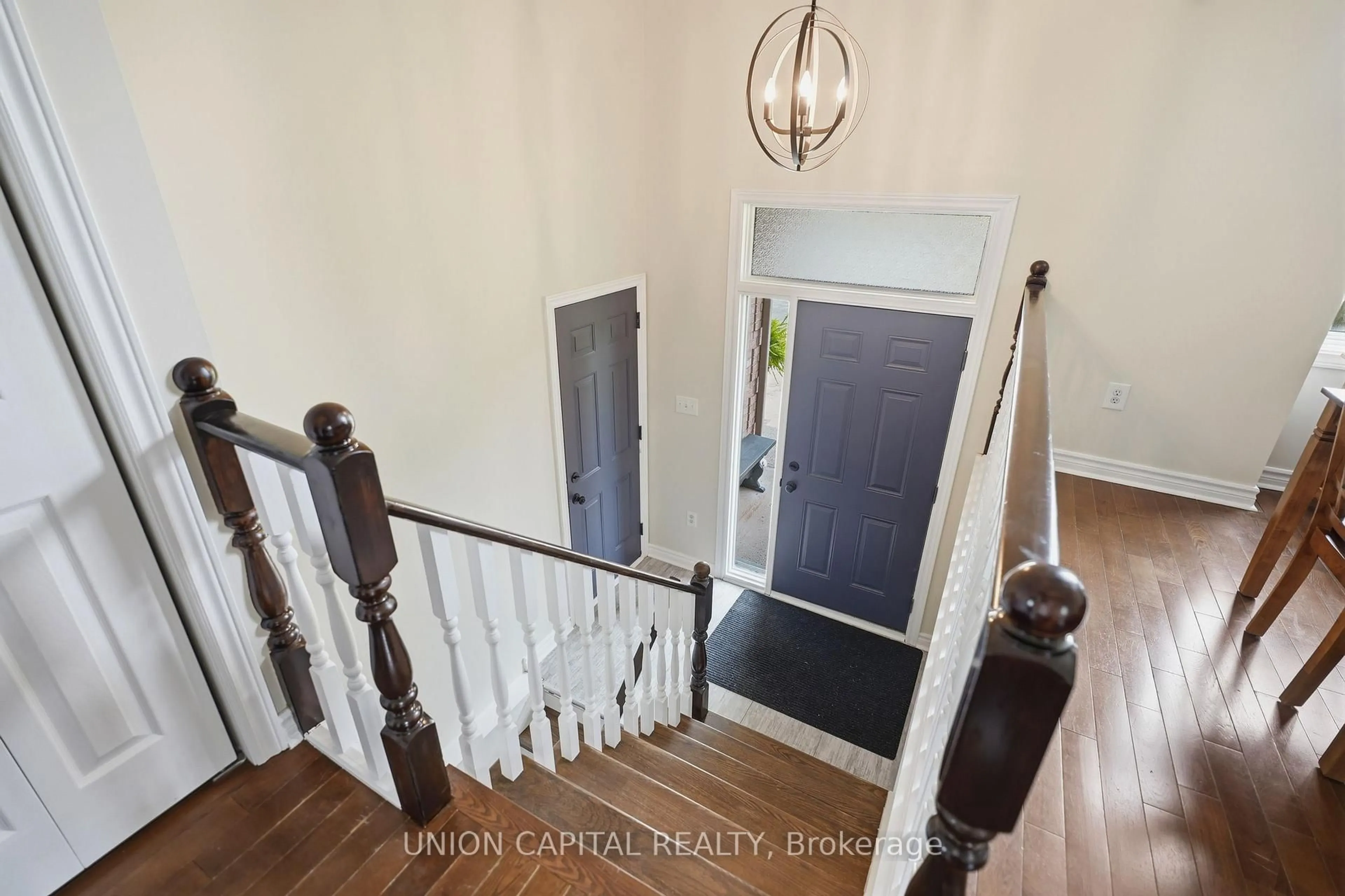 Indoor entryway for 6699 Montrose Rd, Niagara Falls Ontario L2H 3E3