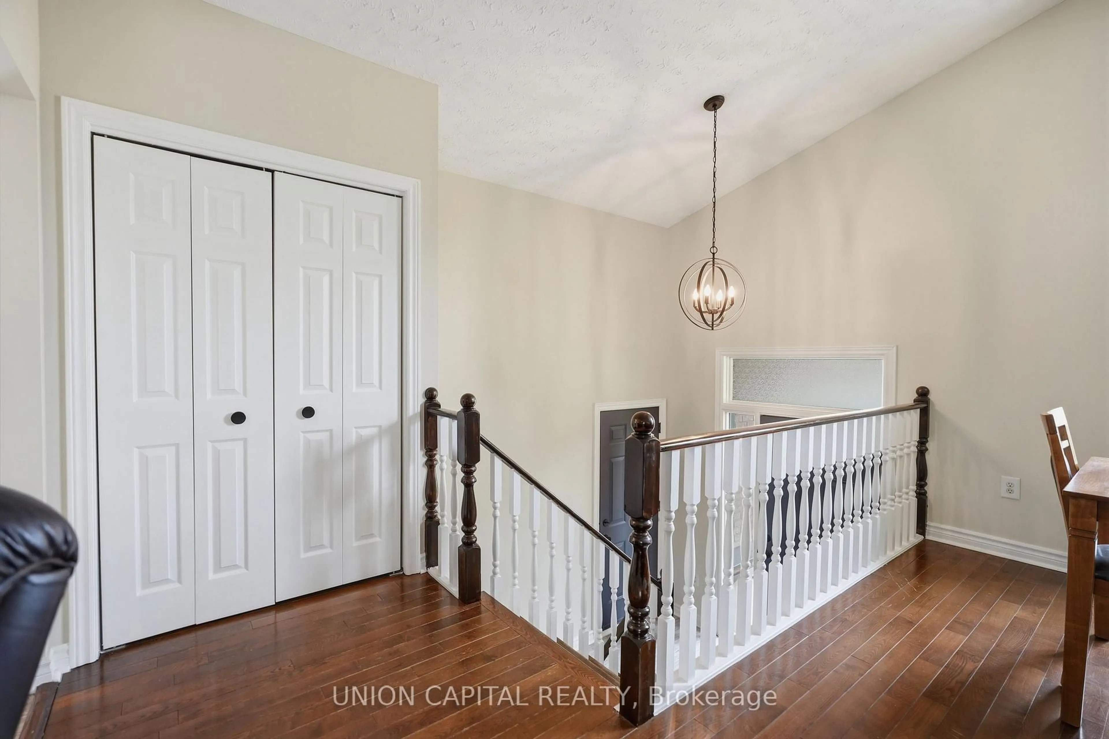 Indoor entryway for 6699 Montrose Rd, Niagara Falls Ontario L2H 3E3
