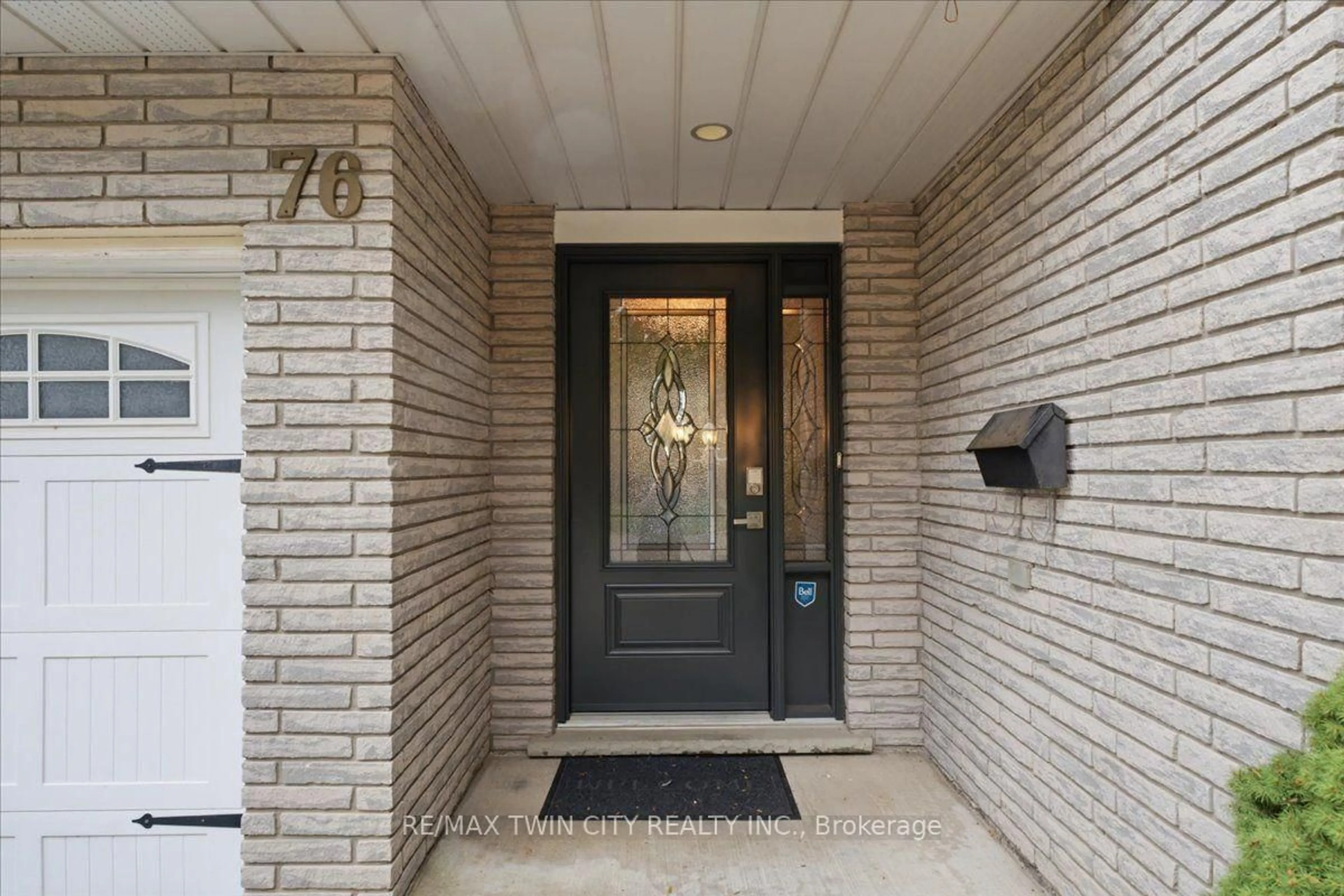 Indoor entryway for 76 Enfield Cres, Brantford Ontario N3P 1B2