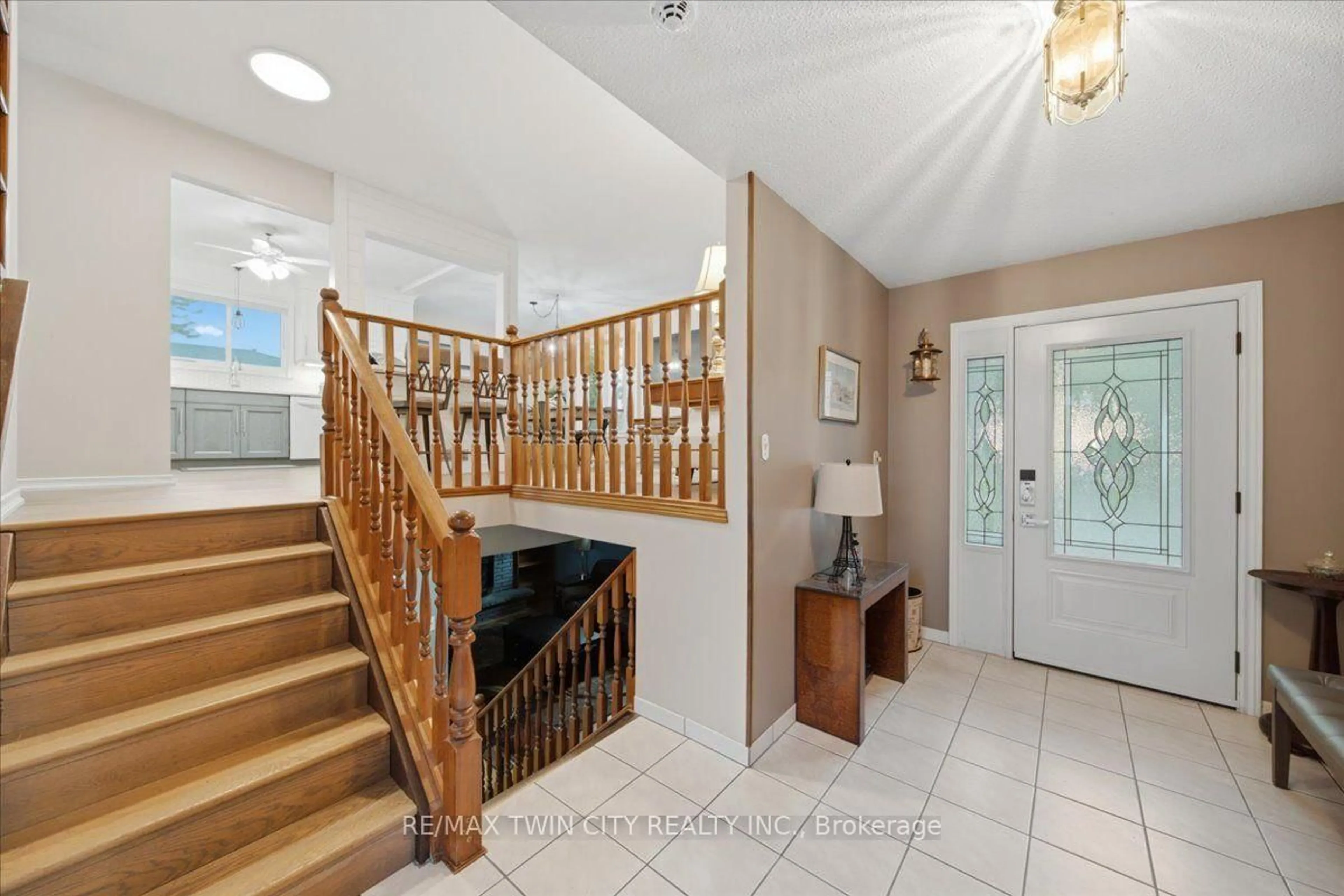 Indoor foyer for 76 Enfield Cres, Brantford Ontario N3P 1B2