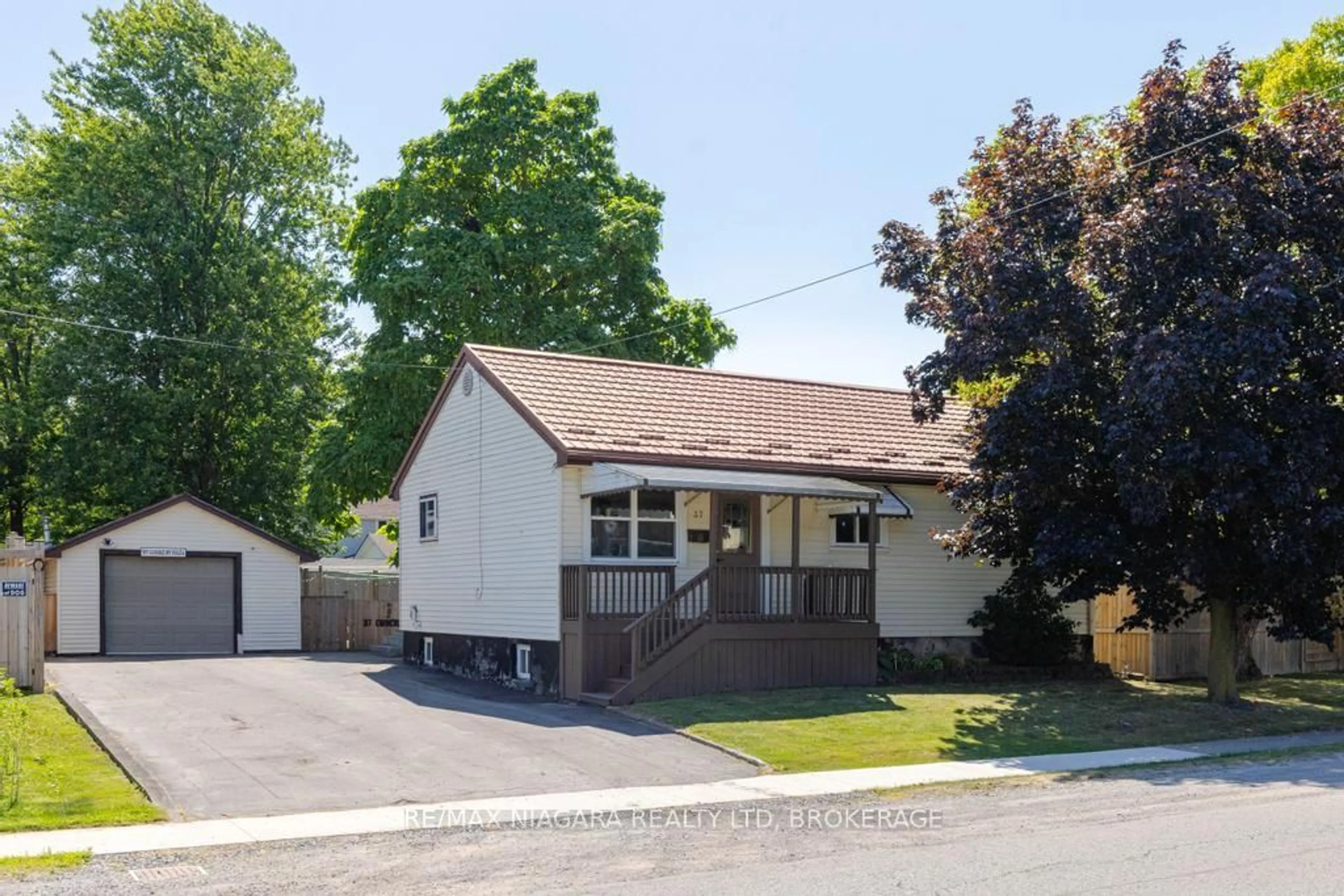 Home with vinyl exterior material, street for 37 Concession Rd, Fort Erie Ontario L2A 4G3