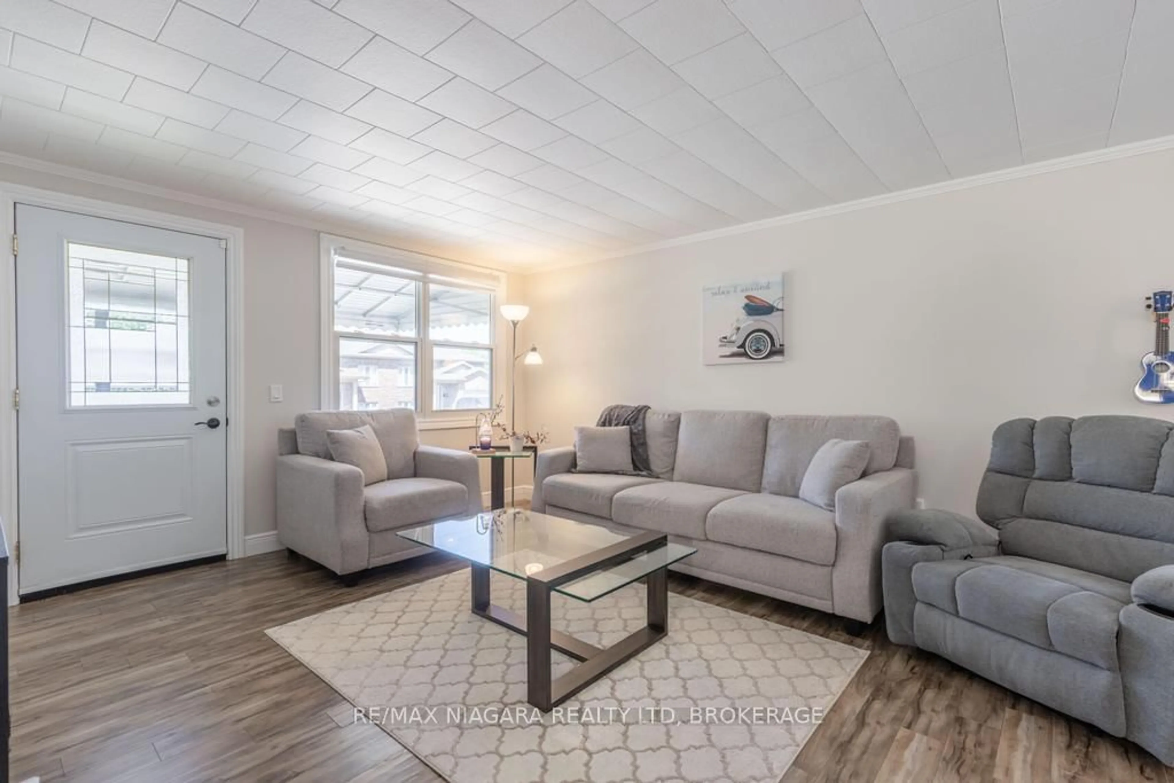 Living room with furniture, wood/laminate floor for 37 Concession Rd, Fort Erie Ontario L2A 4G3
