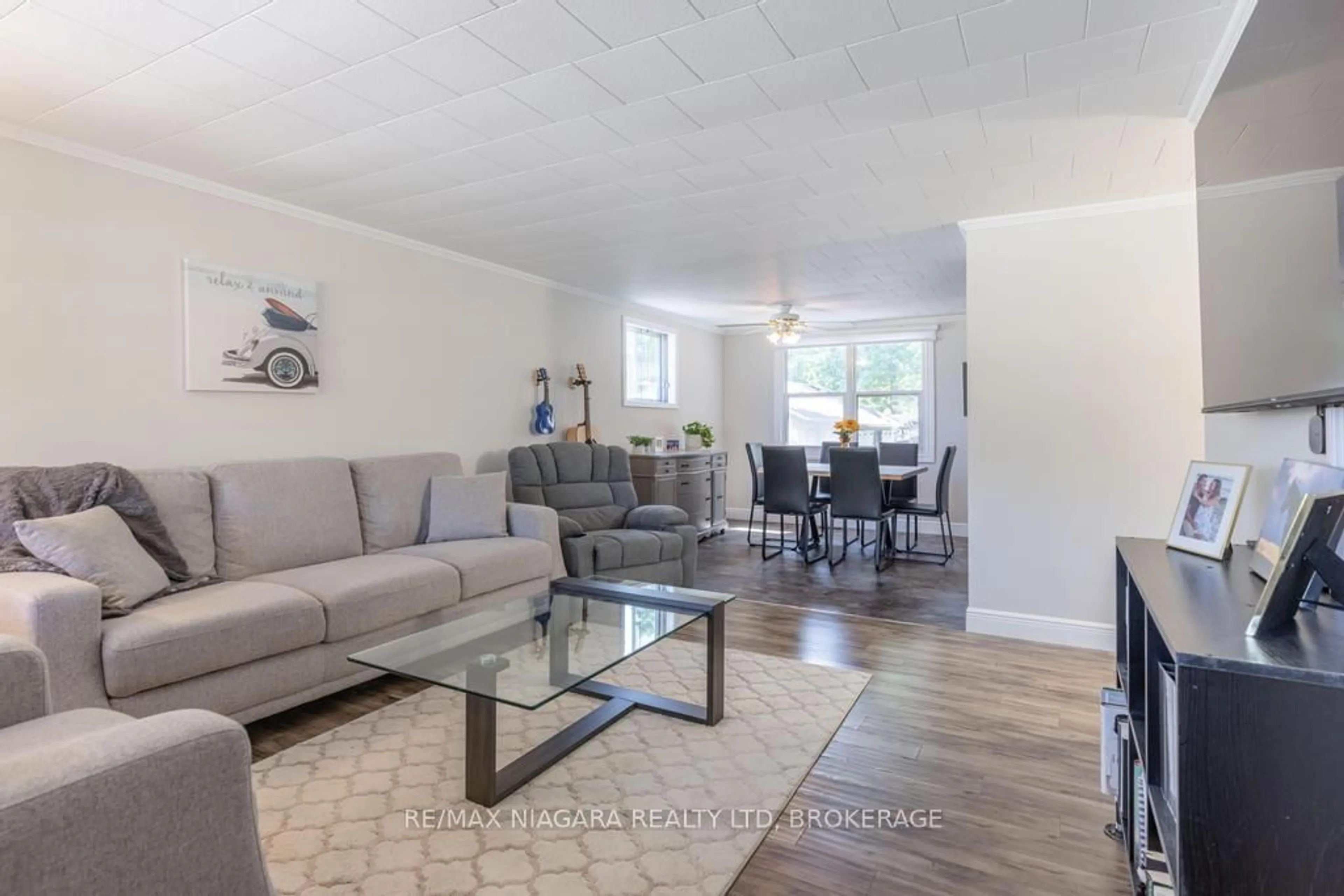 Living room with furniture, wood/laminate floor for 37 Concession Rd, Fort Erie Ontario L2A 4G3