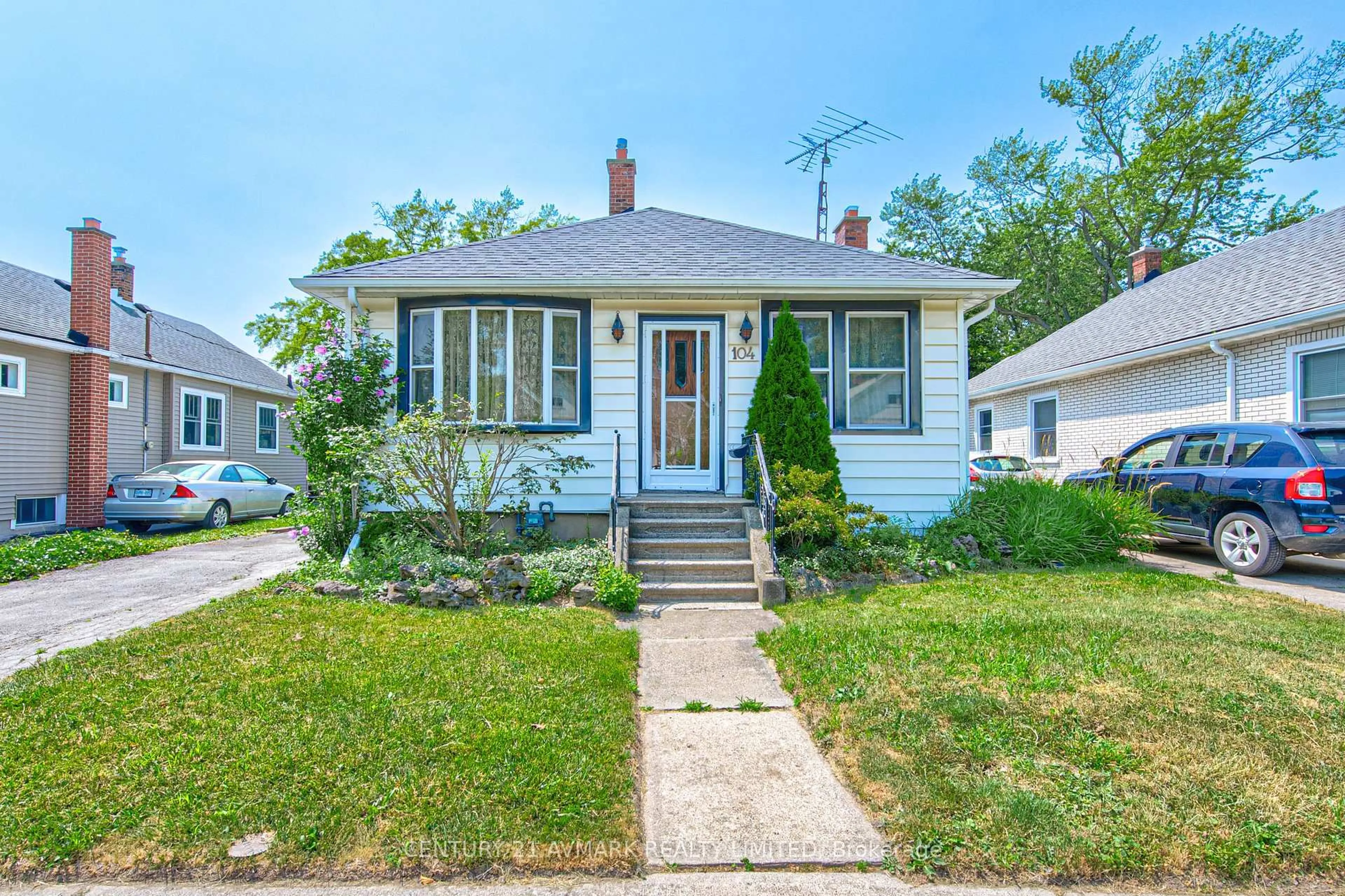 Home with vinyl exterior material, street for 104 Highland Ave, St. Catharines Ontario L2R 4J2