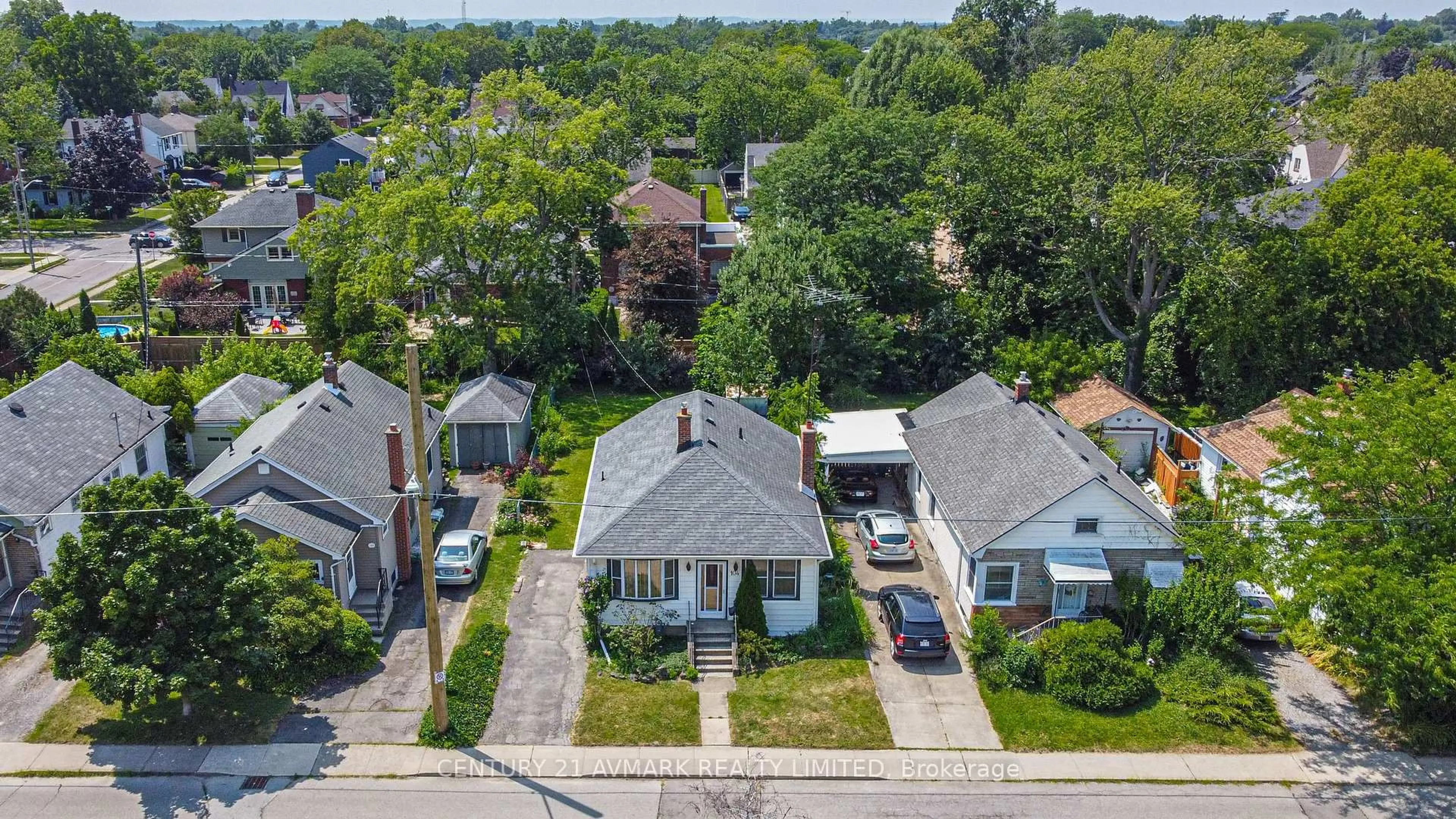 A pic from outside/outdoor area/front of a property/back of a property/a pic from drone, street for 104 Highland Ave, St. Catharines Ontario L2R 4J2