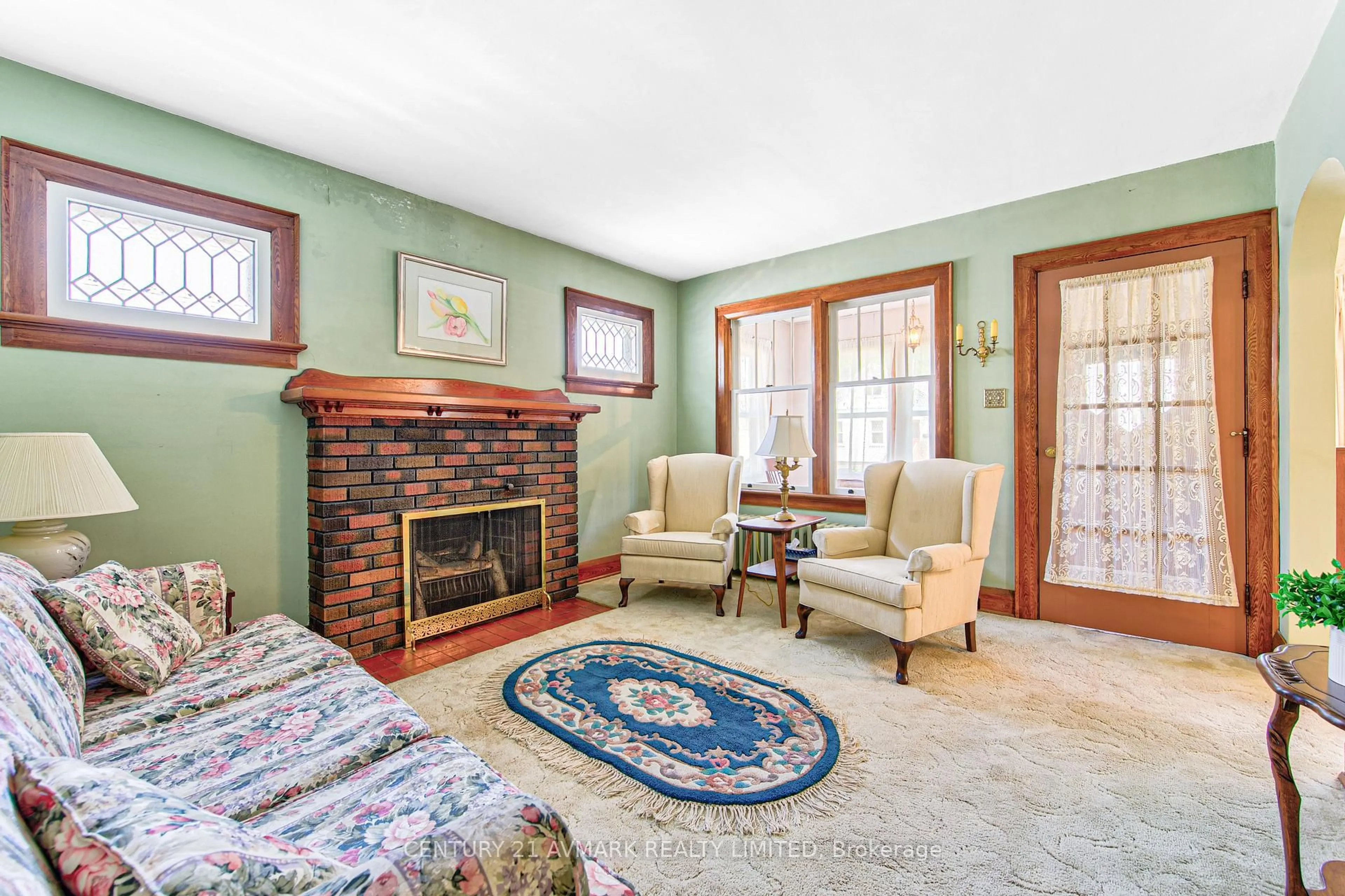 Living room with furniture, unknown for 104 Highland Ave, St. Catharines Ontario L2R 4J2
