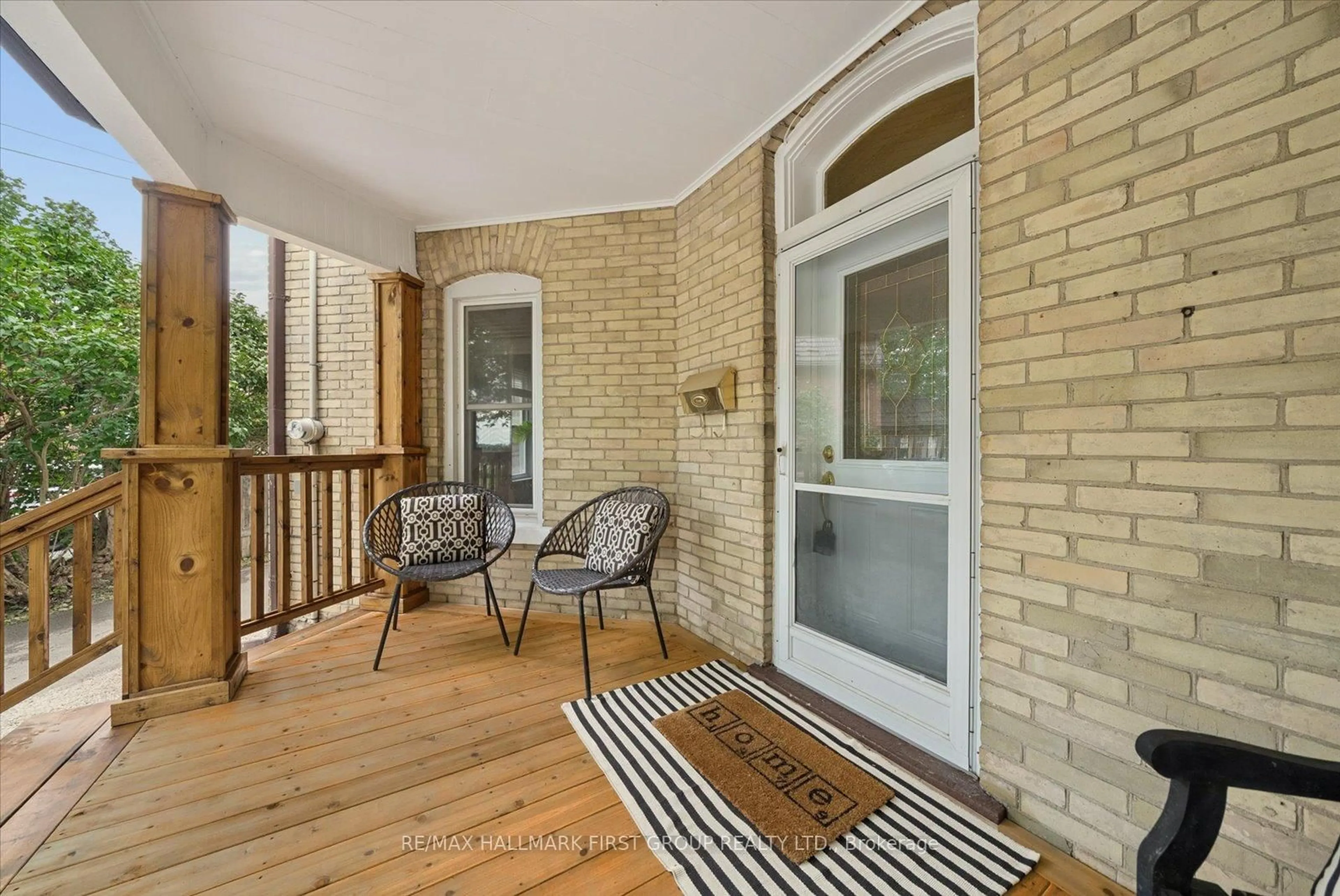 Indoor entryway for 33 Adelaide St, Kawartha Lakes Ontario K9V 4K8