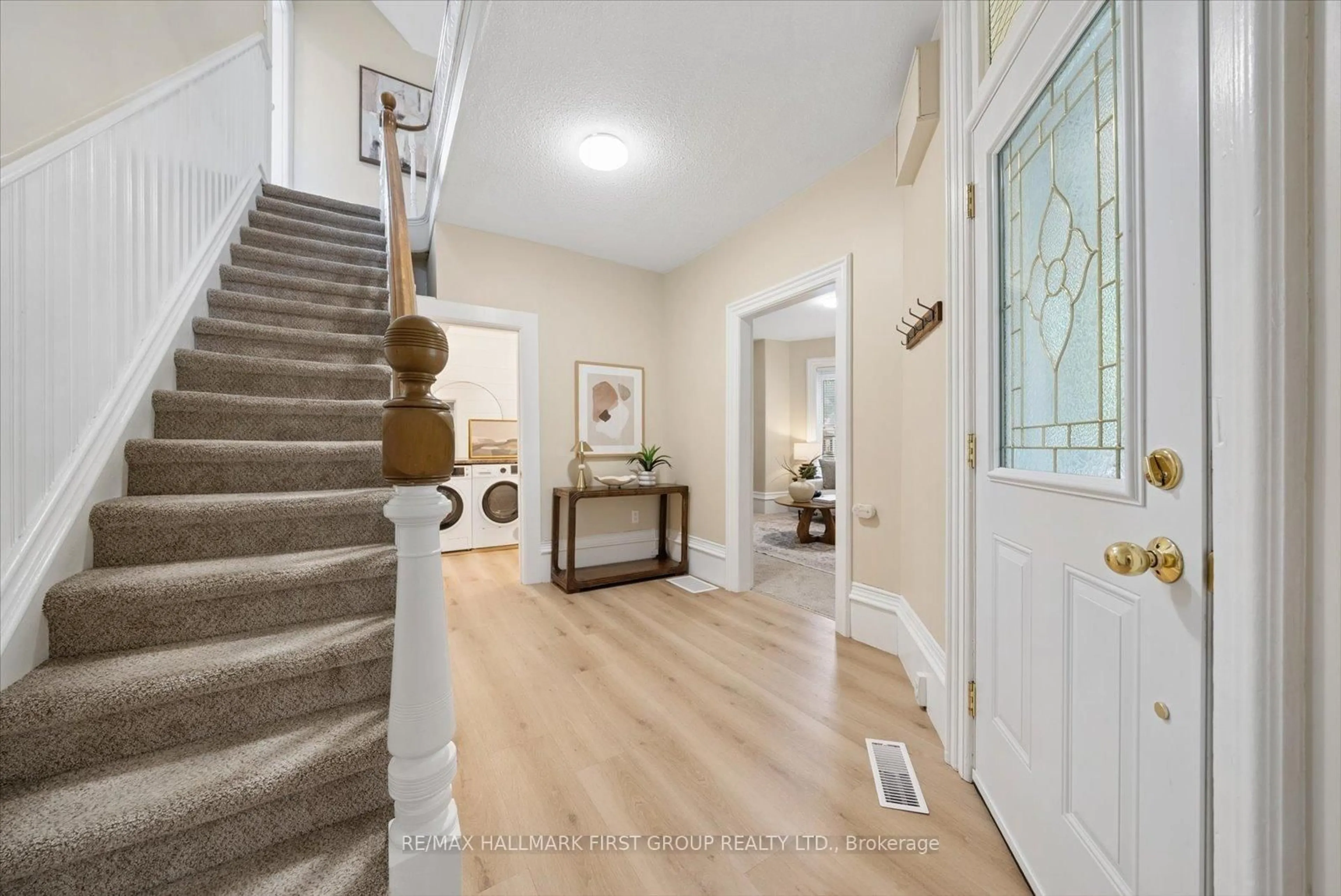 Indoor entryway for 33 Adelaide St, Kawartha Lakes Ontario K9V 4K8