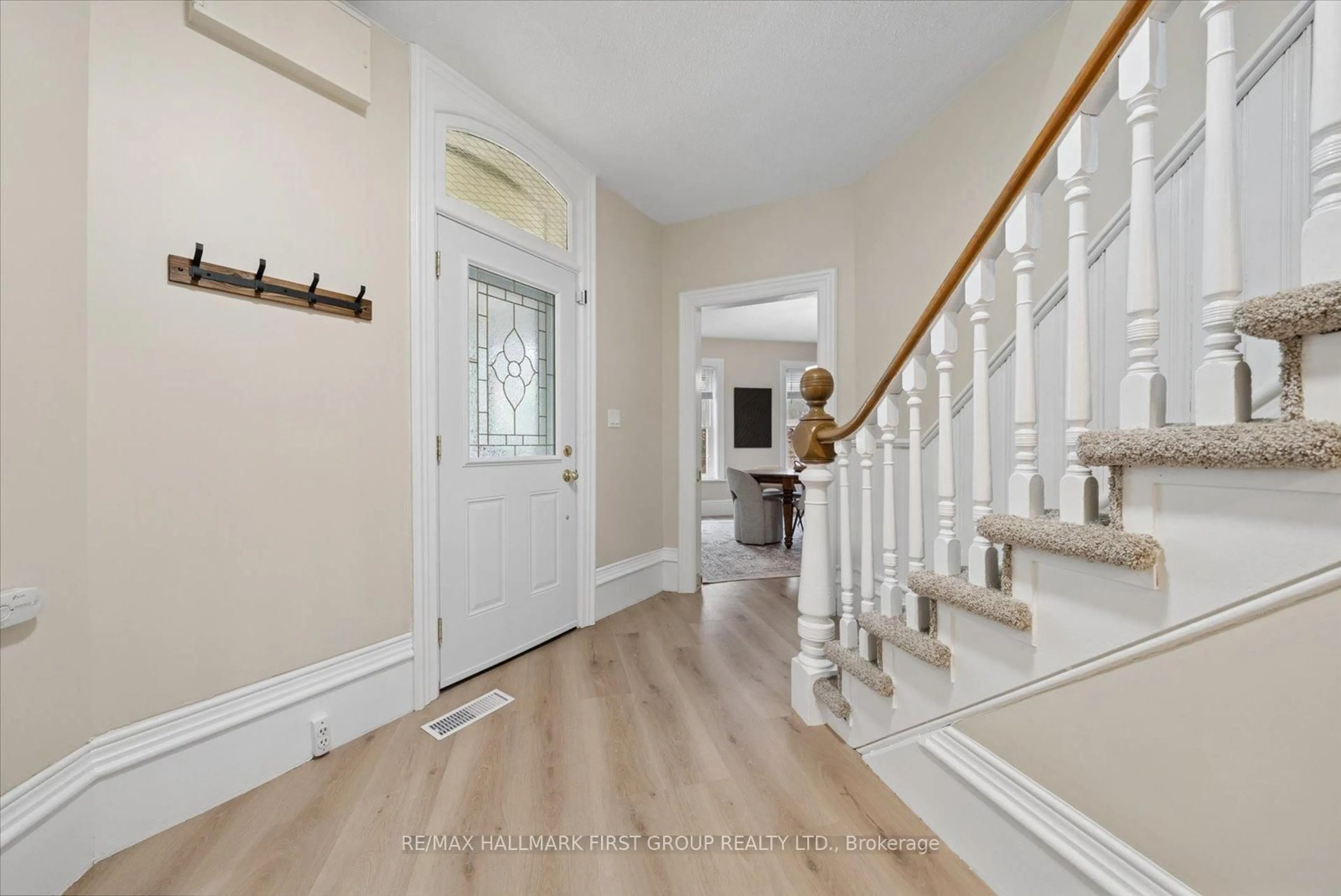 Indoor entryway for 33 Adelaide St, Kawartha Lakes Ontario K9V 4K8