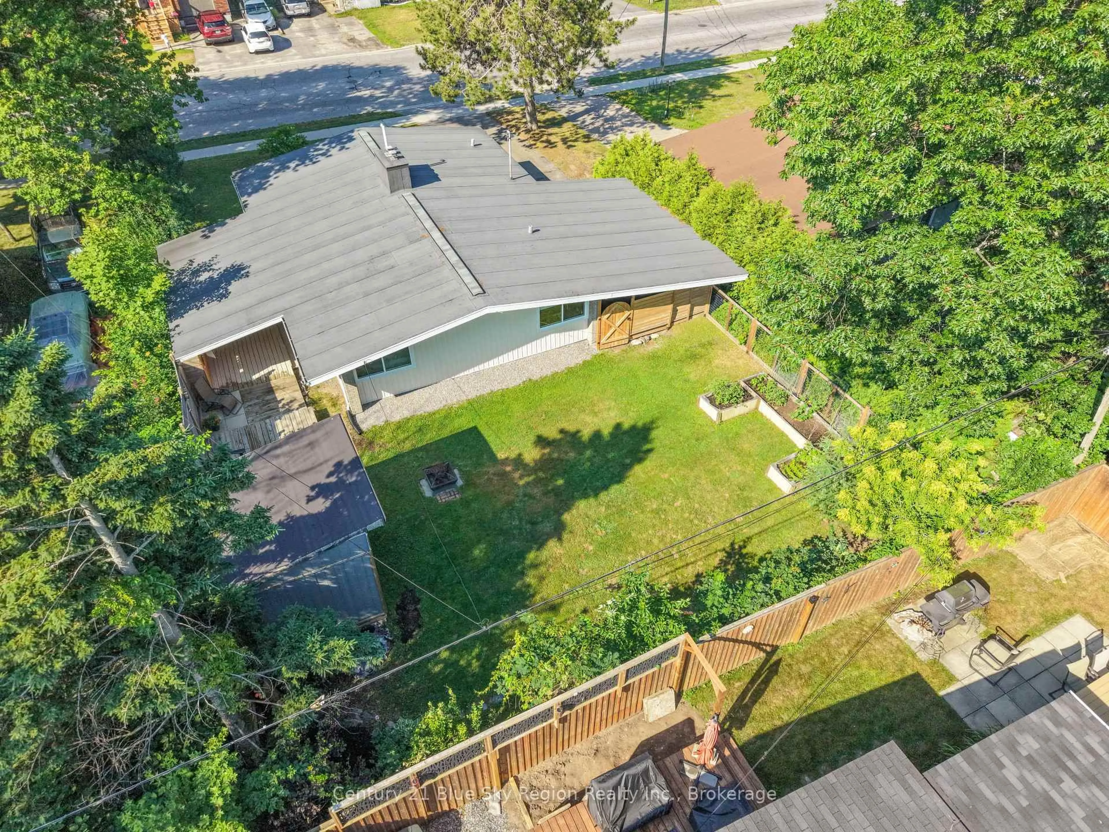A pic from outside/outdoor area/front of a property/back of a property/a pic from drone, street for 1440 Jane St, North Bay Ontario P1B 3J6