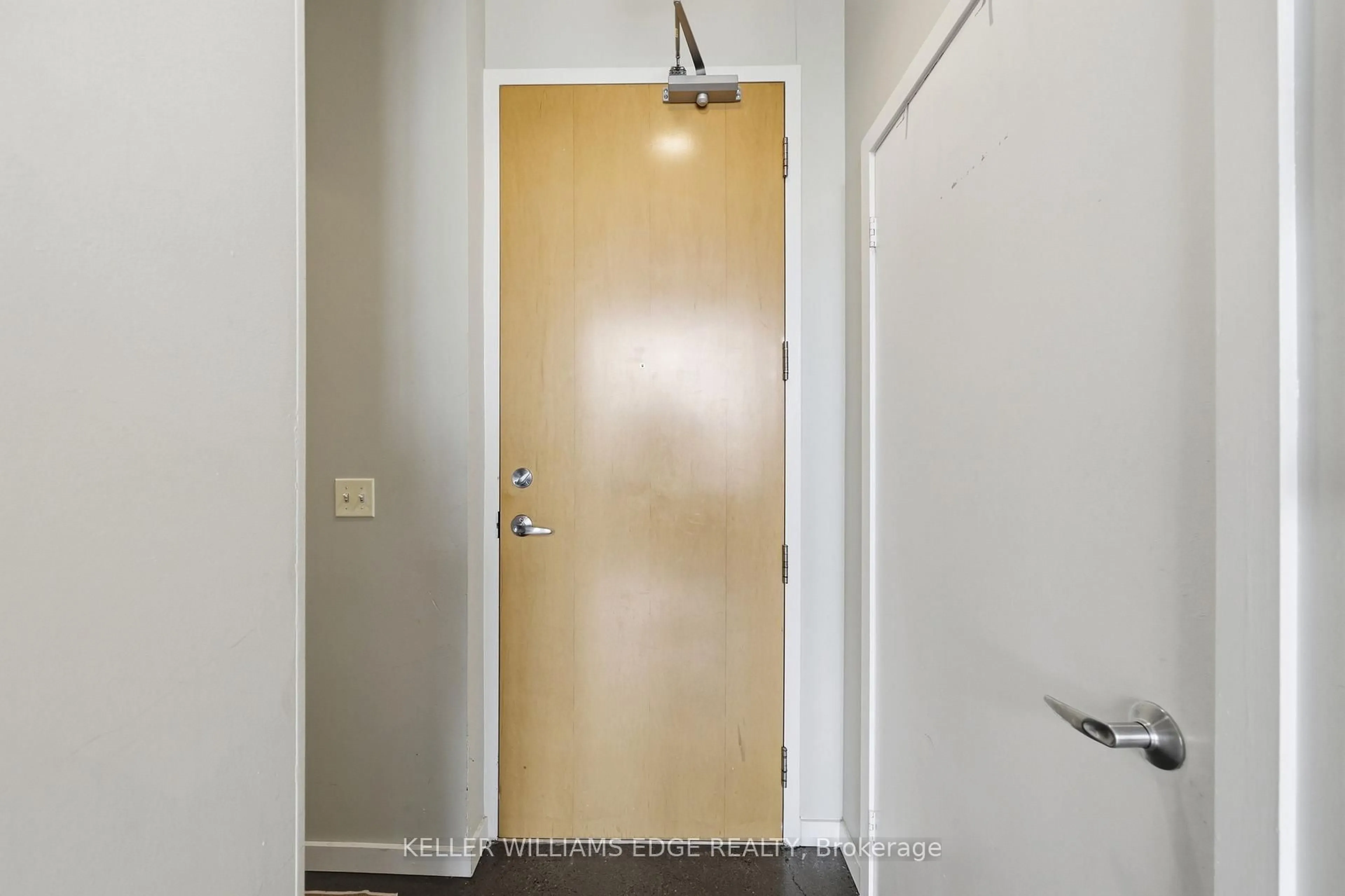 Indoor entryway for 410 King St #307, Kitchener Ontario N2G 1C3
