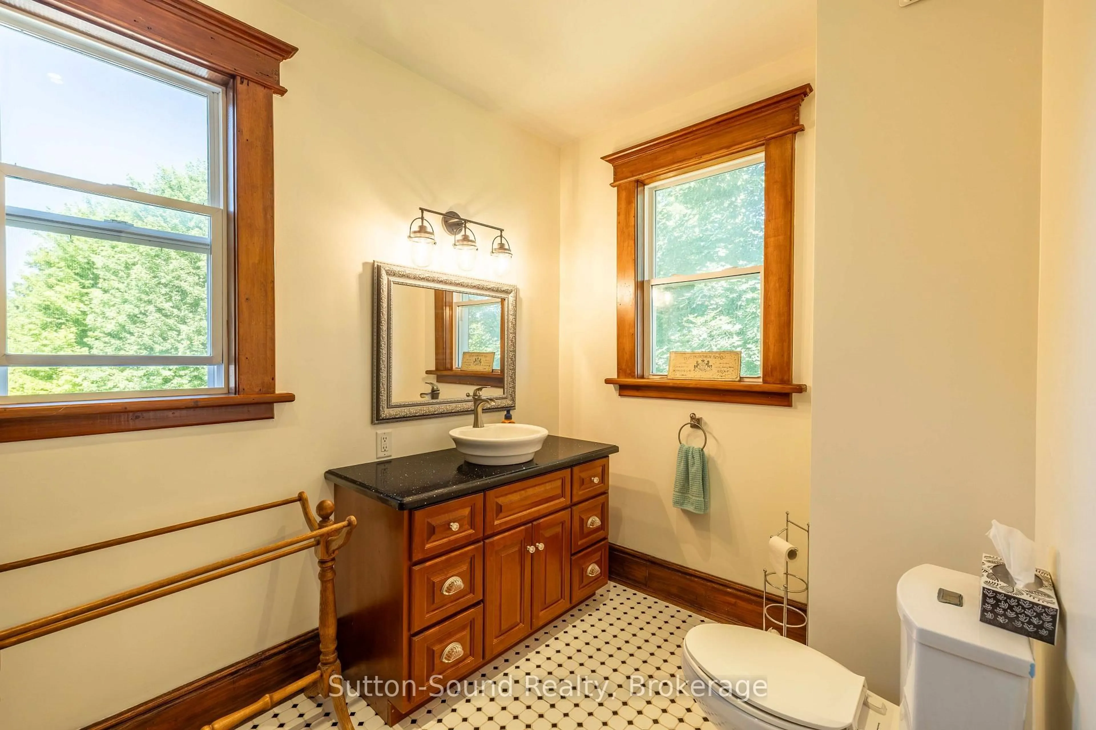 Standard bathroom, ceramic/tile floor for 296 Garafraxa St, Chatsworth Ontario N0H 1G0