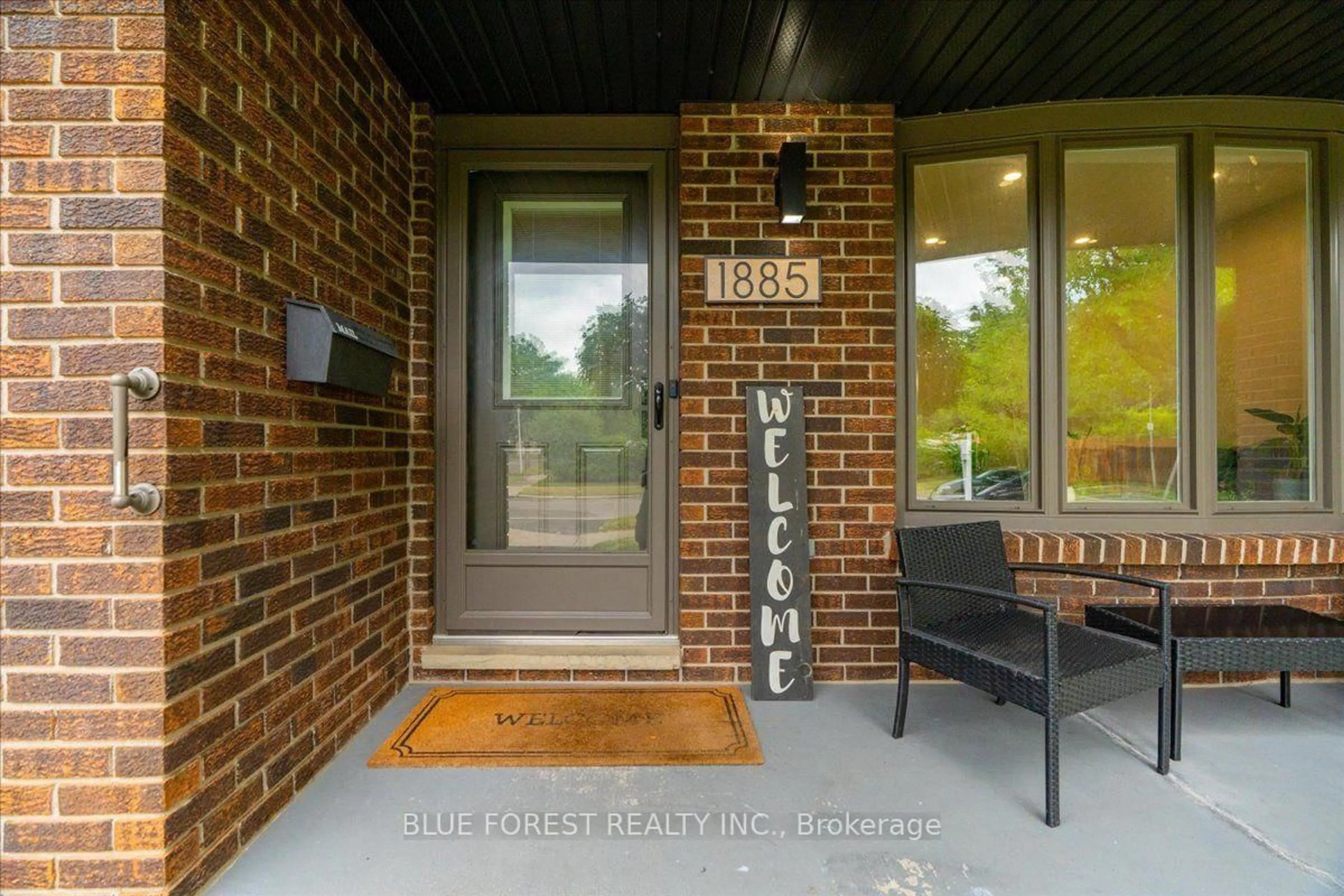 Indoor entryway for 1885 Aldersbrook Rd, London North Ontario N6G 3R4