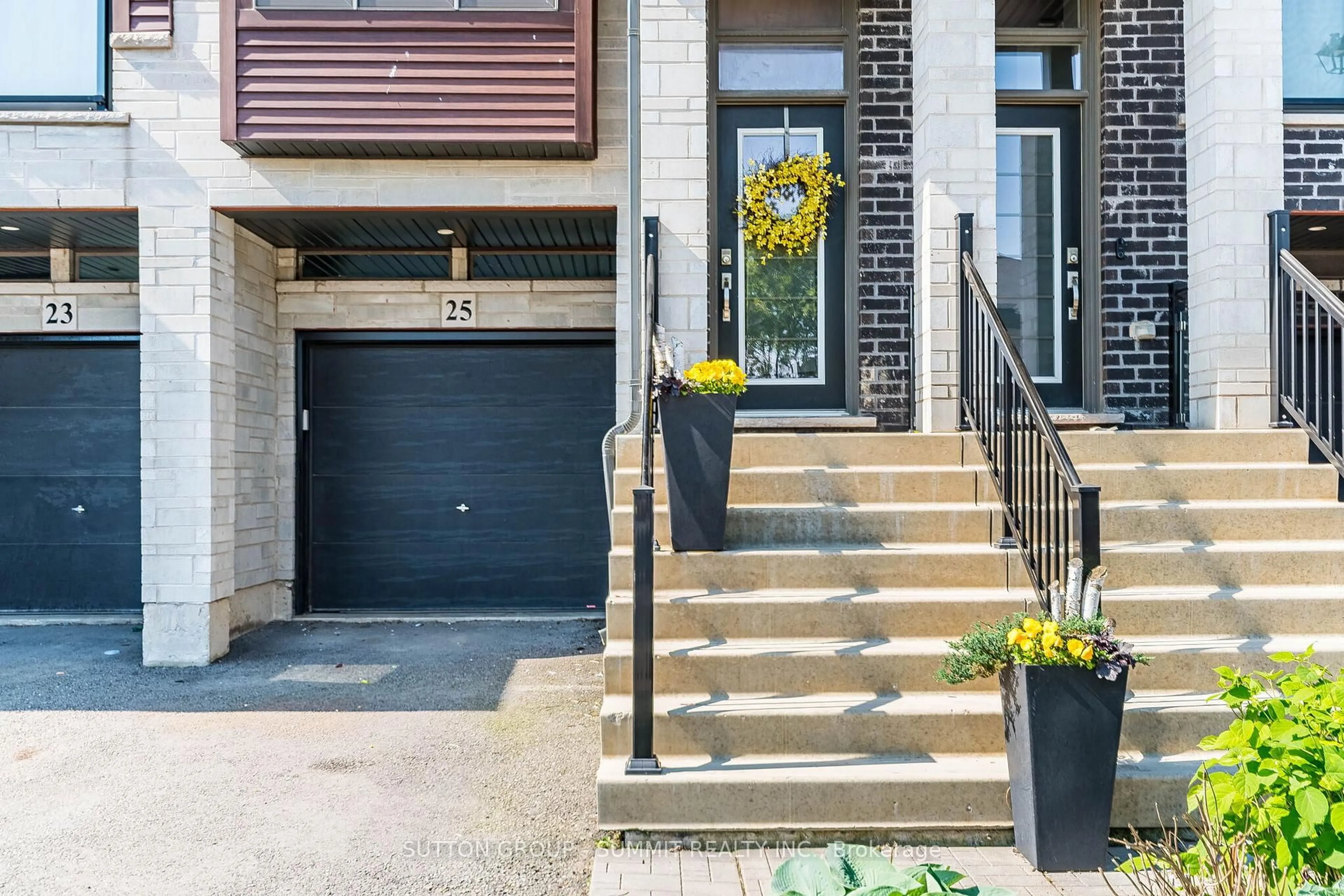 Unknown for 25 SOHO St, Hamilton Ontario L8J 0L4