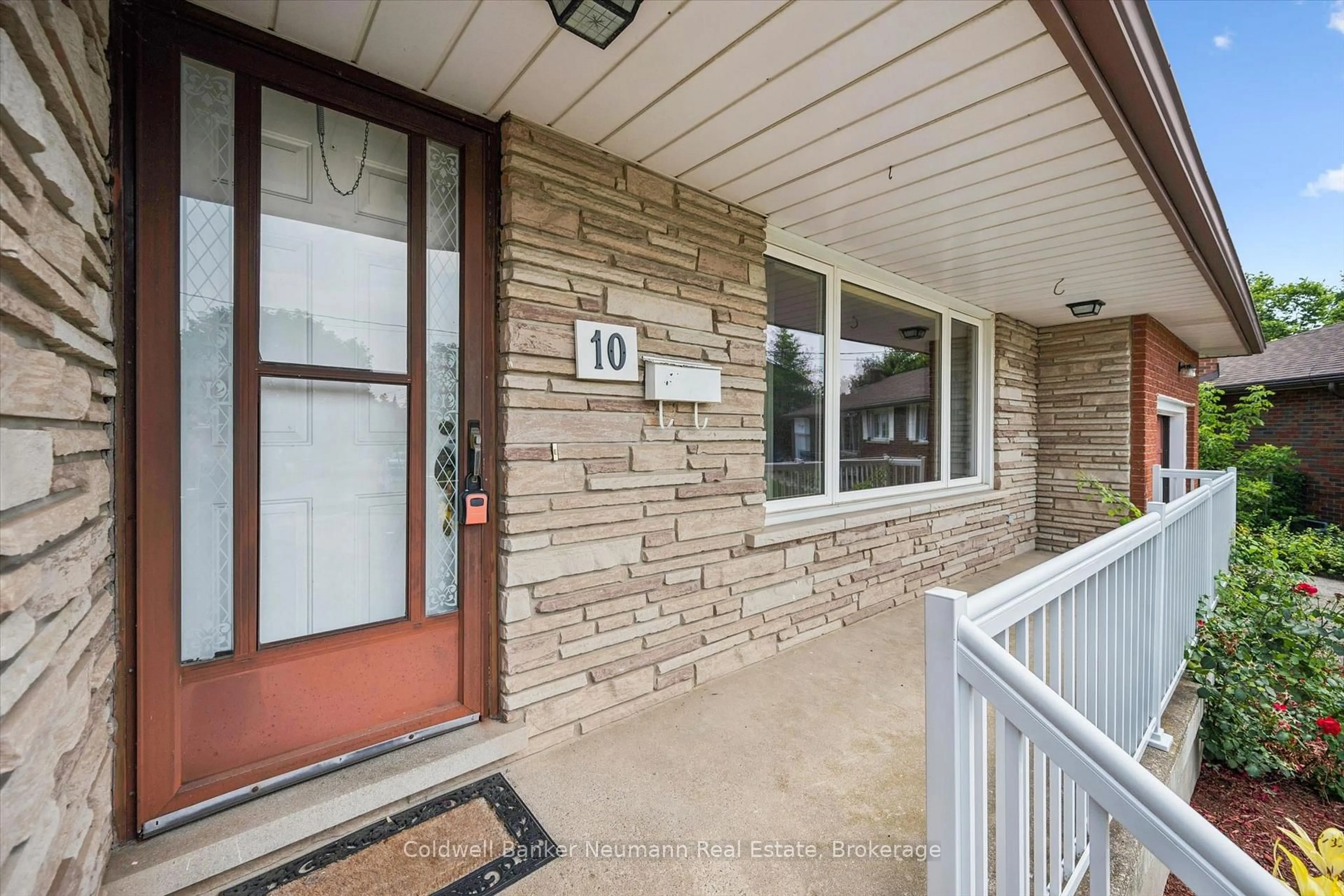 Indoor entryway for 10 Kara Lee Crt, Guelph Ontario N1E 4P2