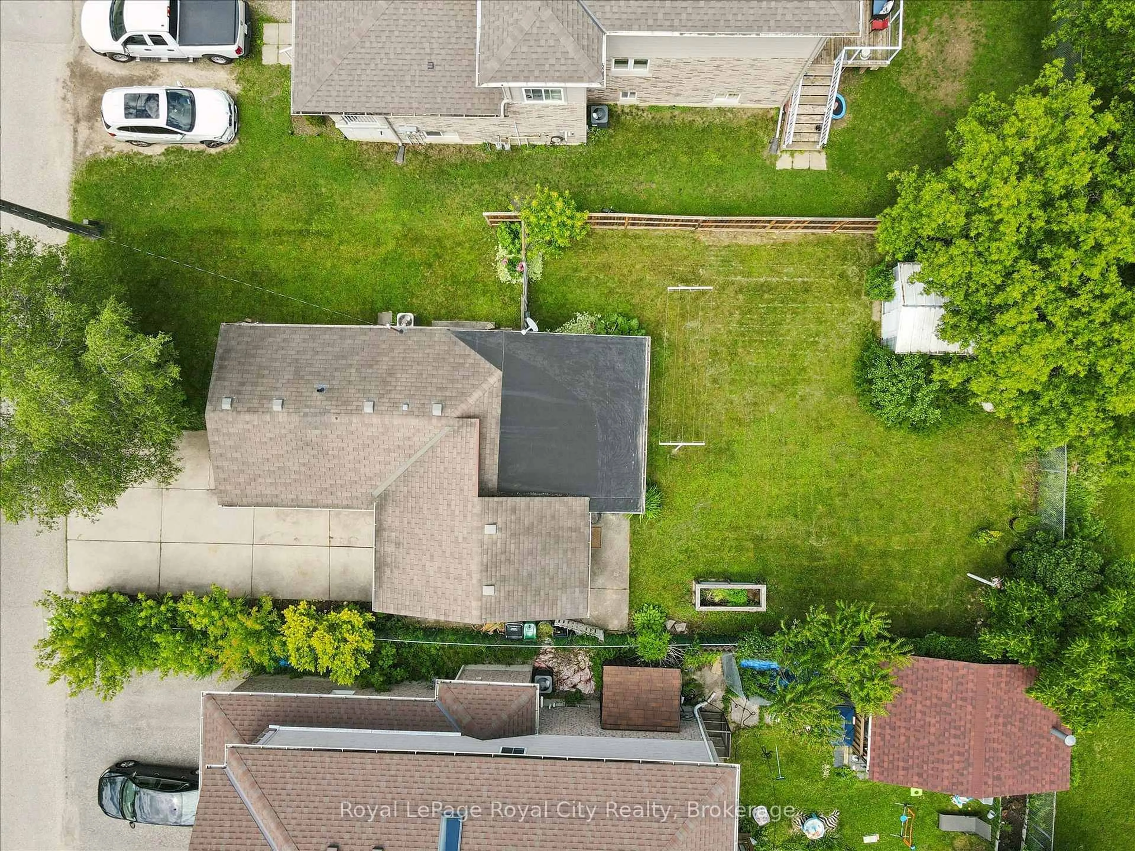 A pic from outside/outdoor area/front of a property/back of a property/a pic from drone, street for 10 Macville Ave, Kitchener Ontario N2K 1T1