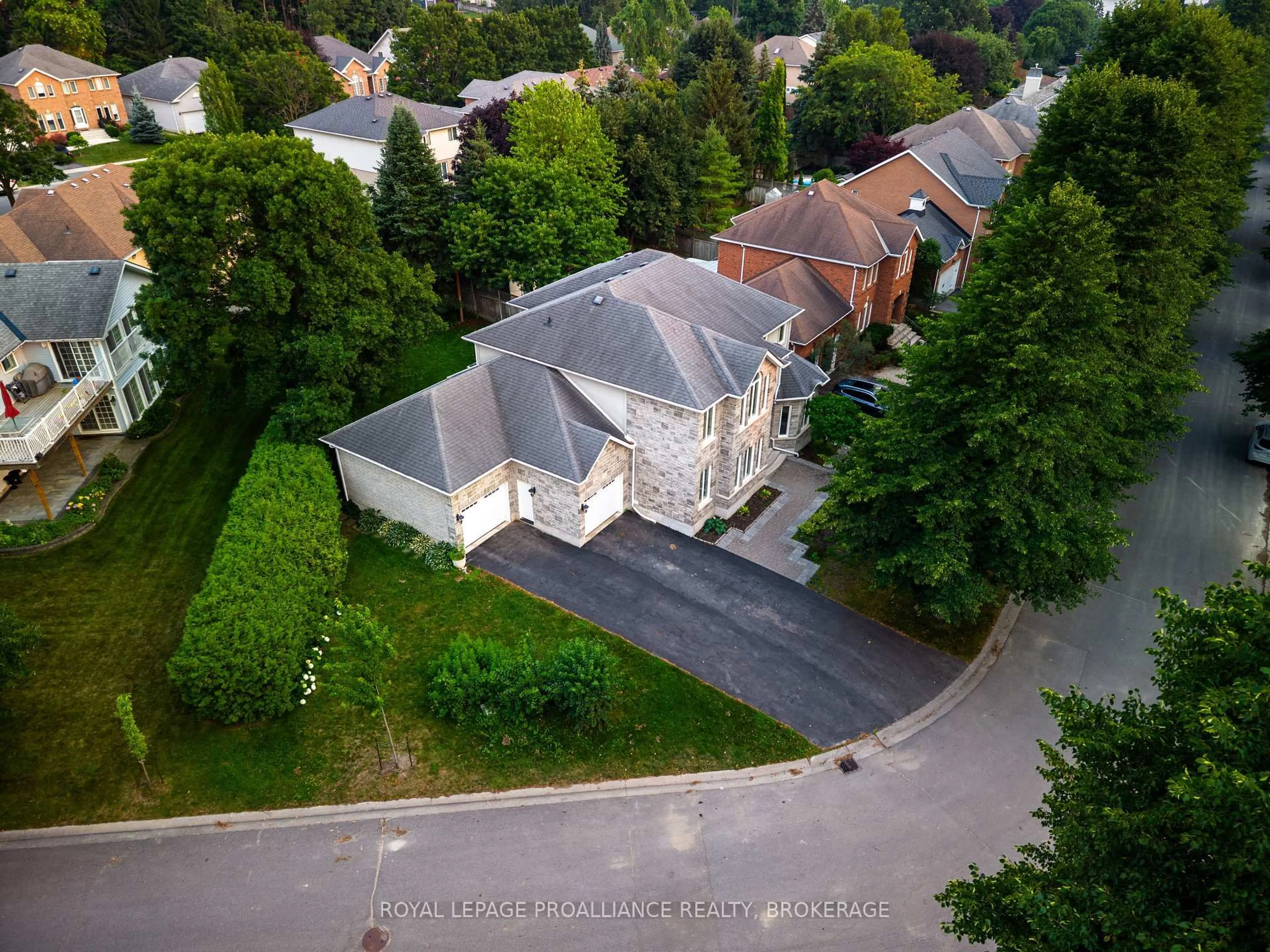 A pic from outside/outdoor area/front of a property/back of a property/a pic from drone, street for 81 Kenwoods Circ, Kingston Ontario K7K 6Y2