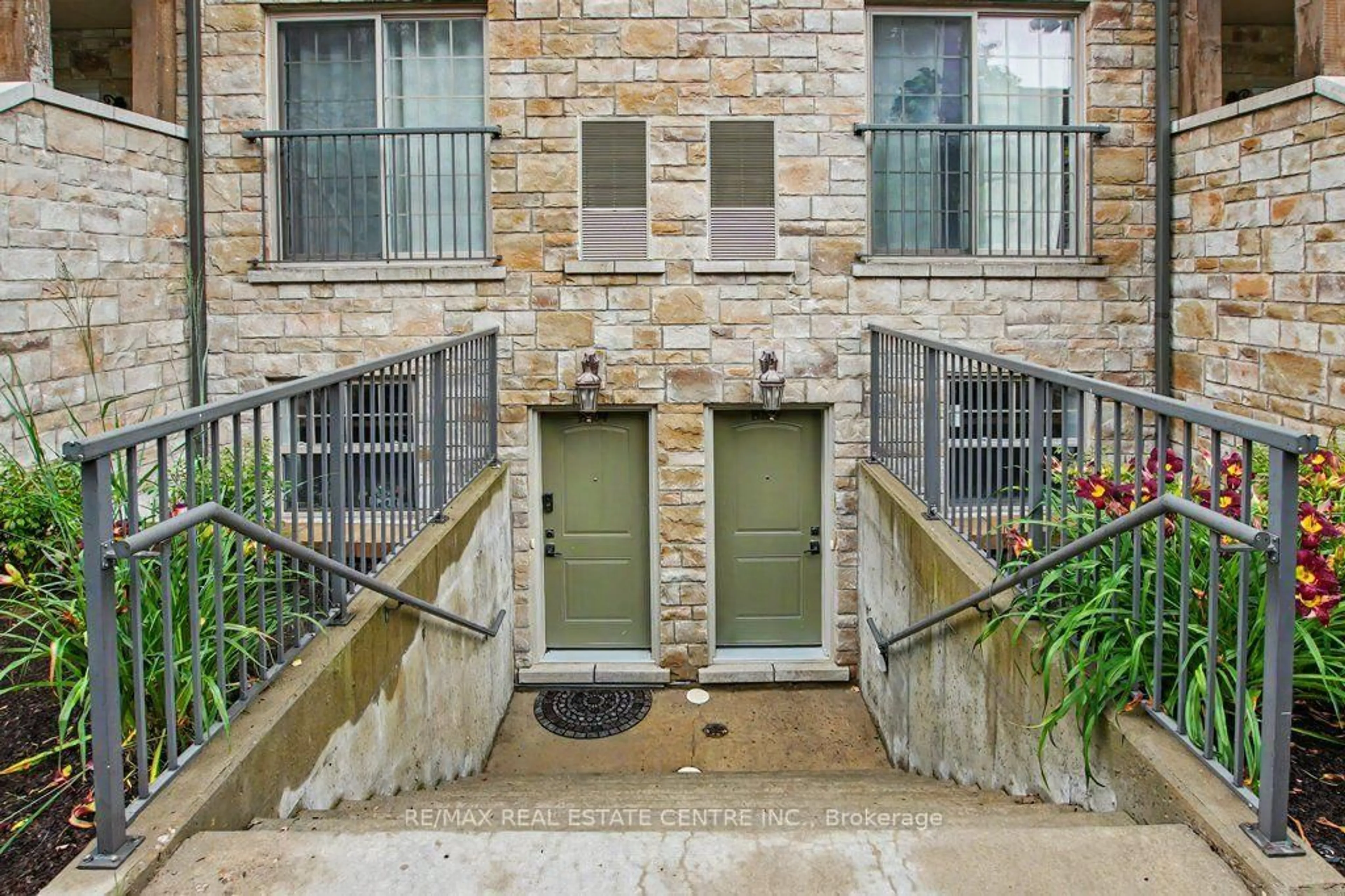 Patio, street for 112 Union St #B105, Waterloo Ontario N2J 1C5