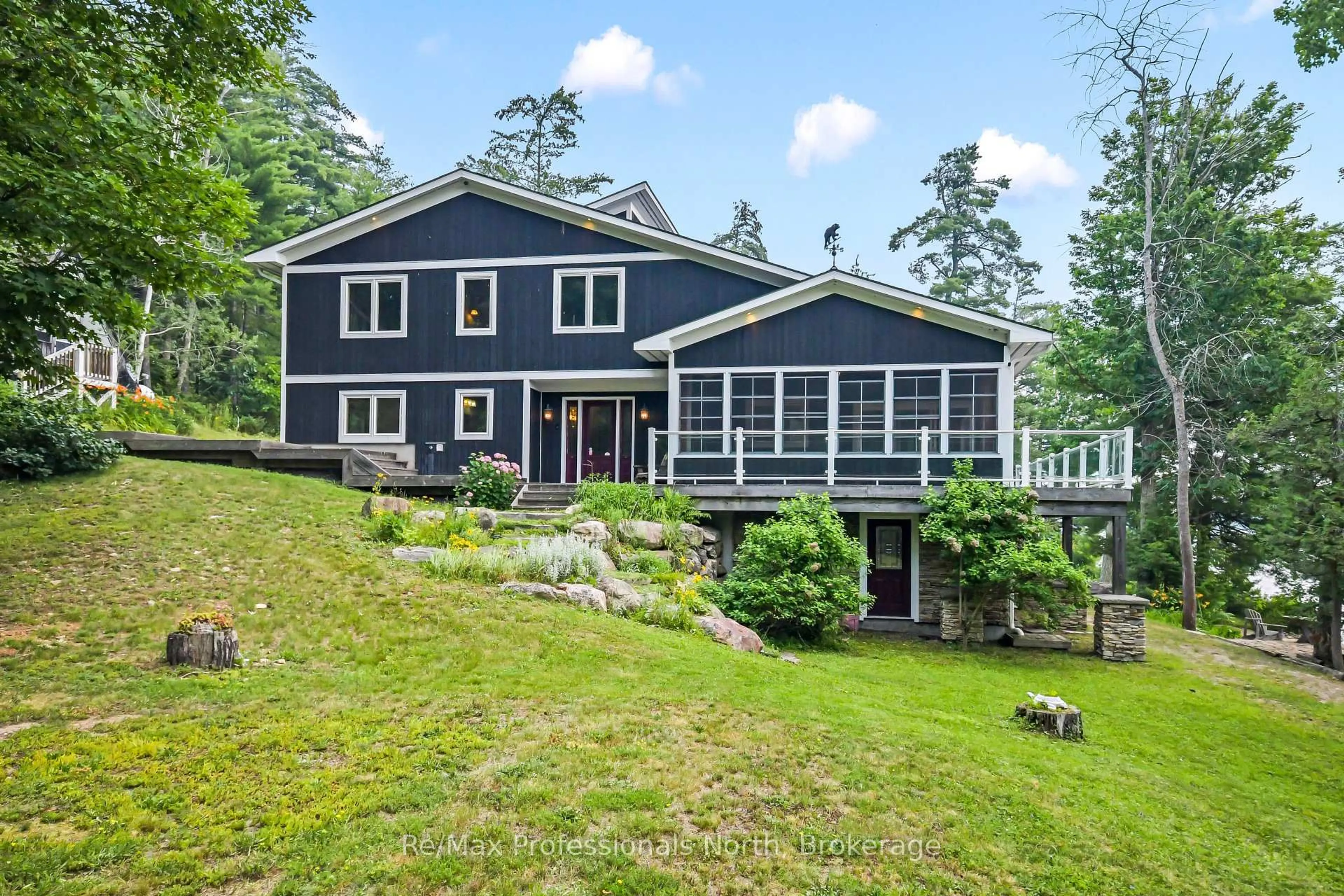 Home with vinyl exterior material, water/lake/river/ocean view for 1064 Road 3200, Gravenhurst Ontario P1P 0E7