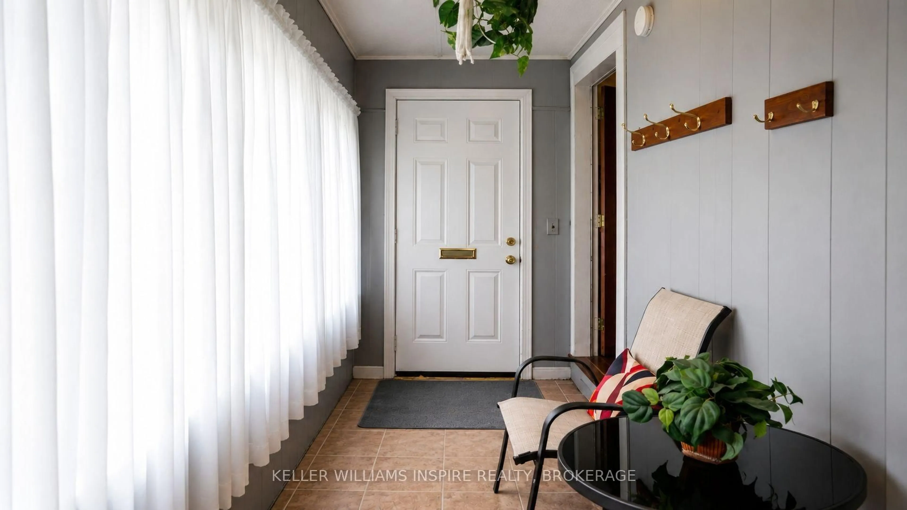 Indoor entryway for 92 ELM St, Kingston Ontario K7K 1N2