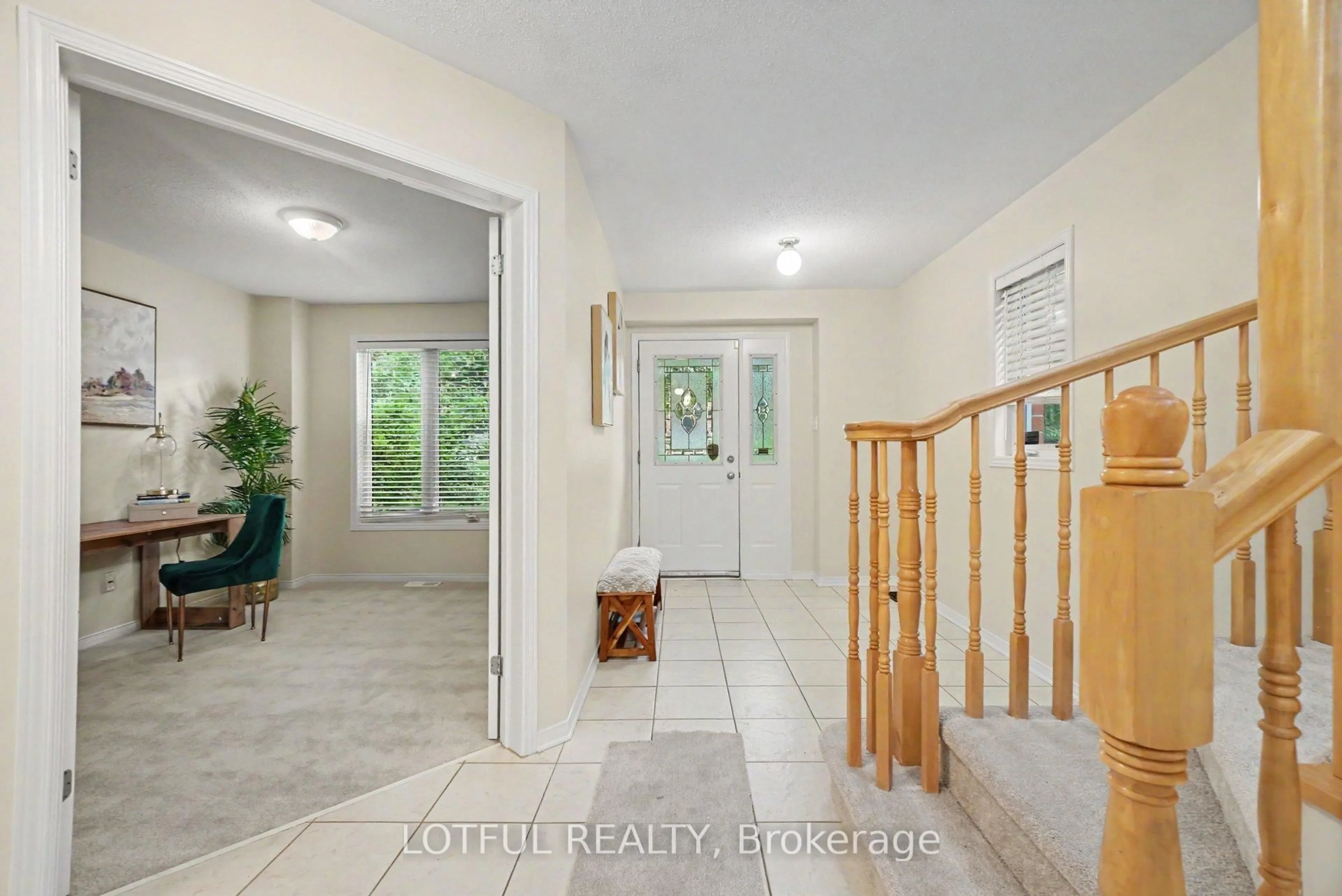 Indoor entryway for 68 Metropole Private, Ottawa Ontario K1Z 1G1