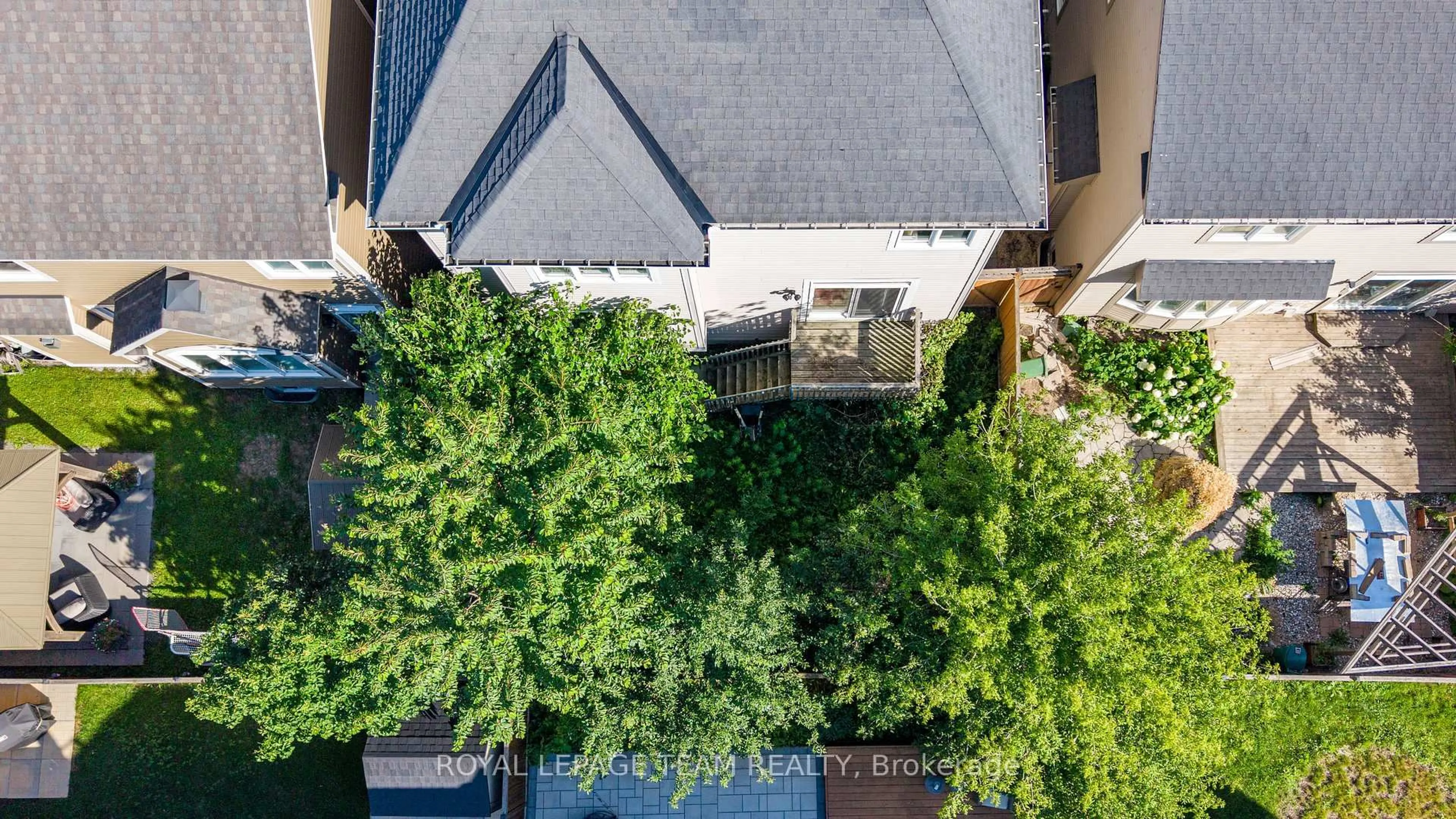 A pic from outside/outdoor area/front of a property/back of a property/a pic from drone, city buildings view from balcony for 340 Gallantry Way, Ottawa Ontario K2S 0R1