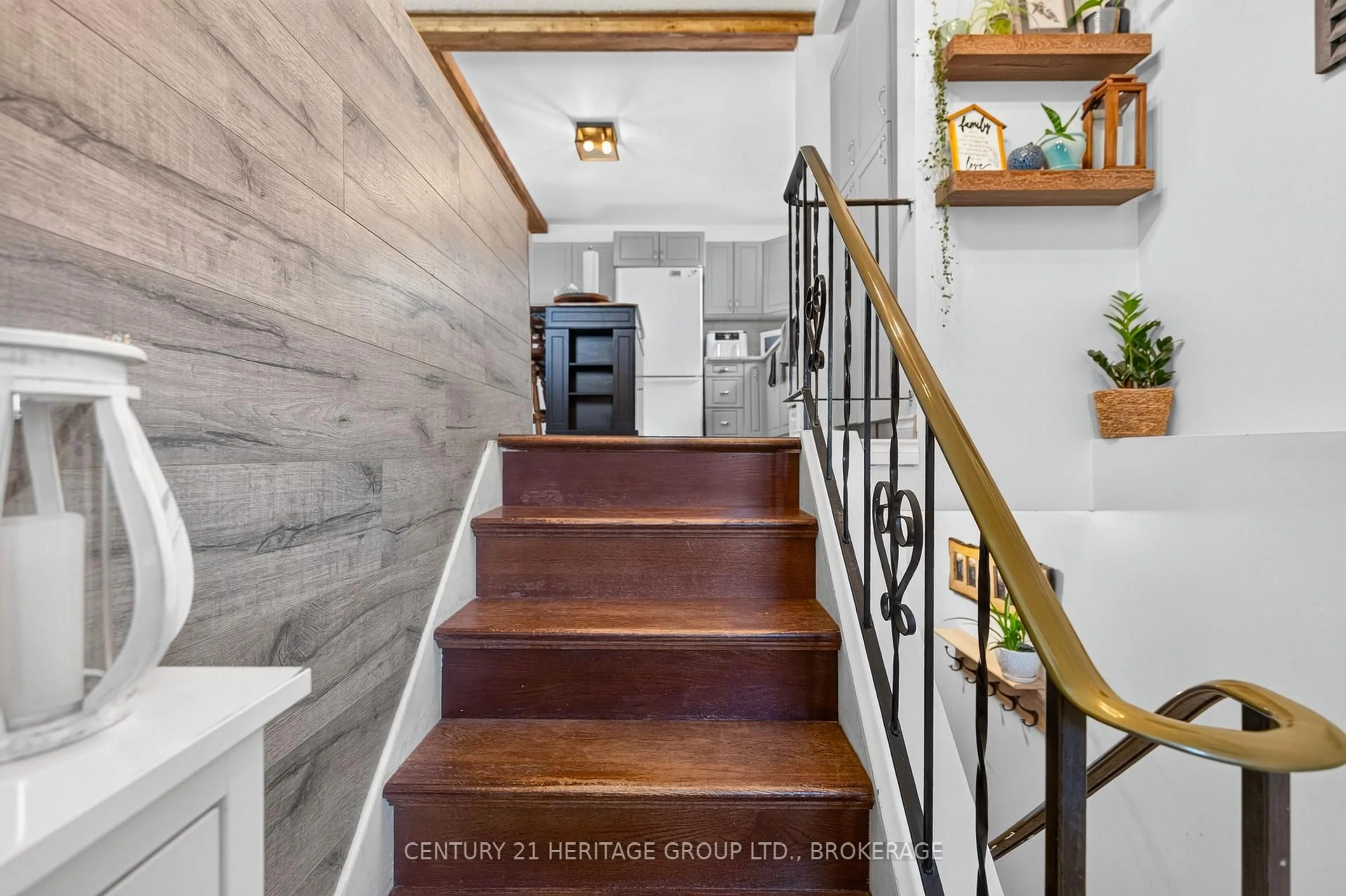 Indoor entryway for 134 Purdy Rd, Bath Ontario K0H 1G0