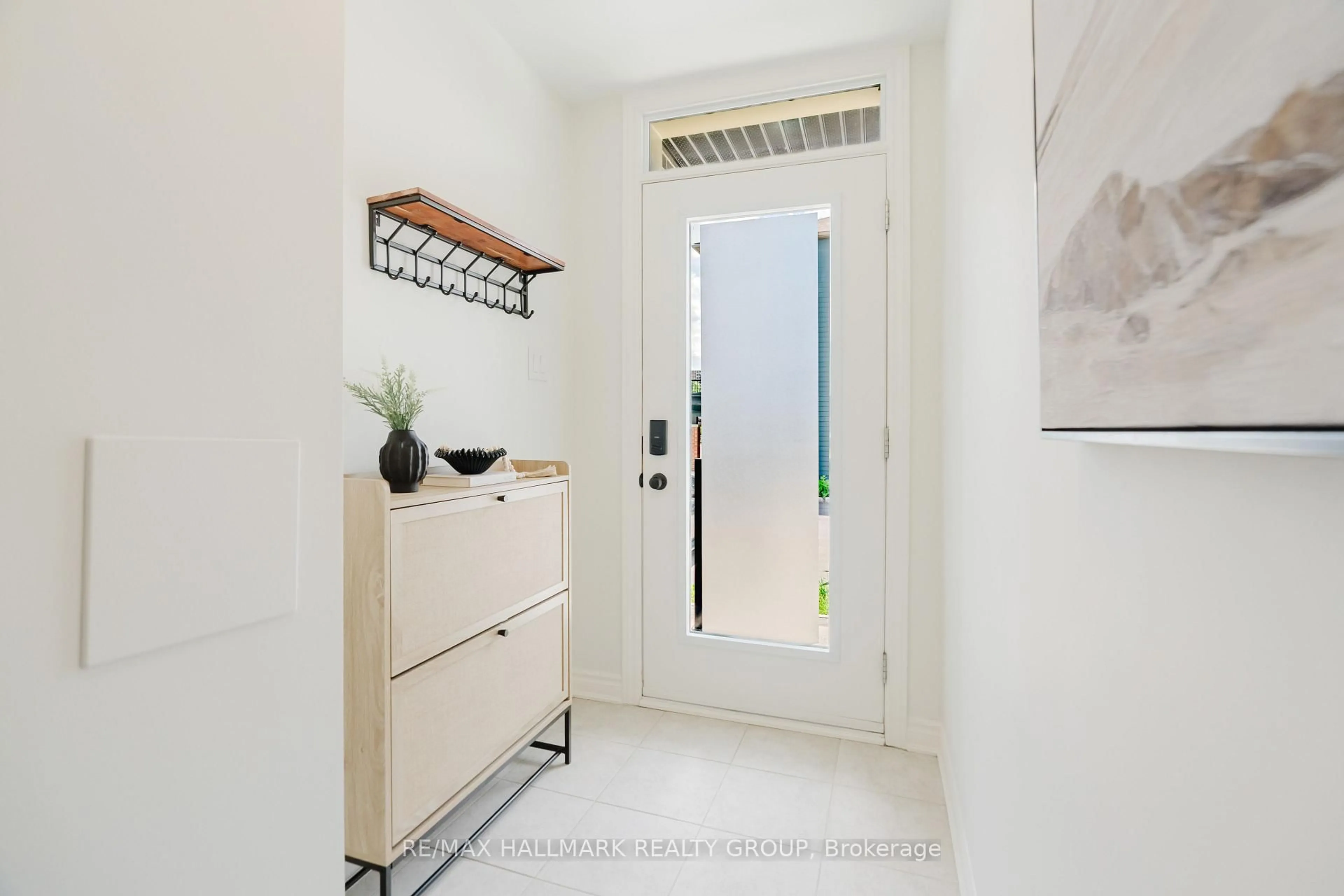Indoor entryway for 583 Takamose Private #217, Ottawa Ontario K1K 4Z4