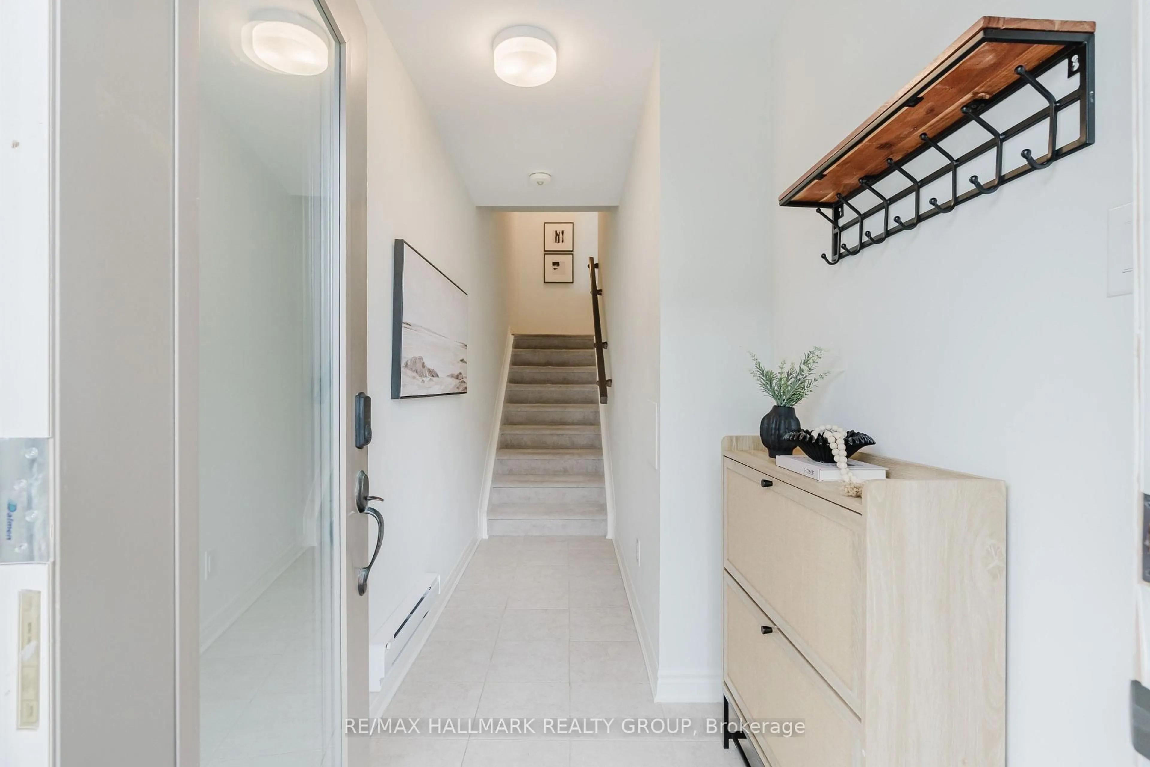 Indoor entryway for 583 Takamose Private #217, Ottawa Ontario K1K 4Z4
