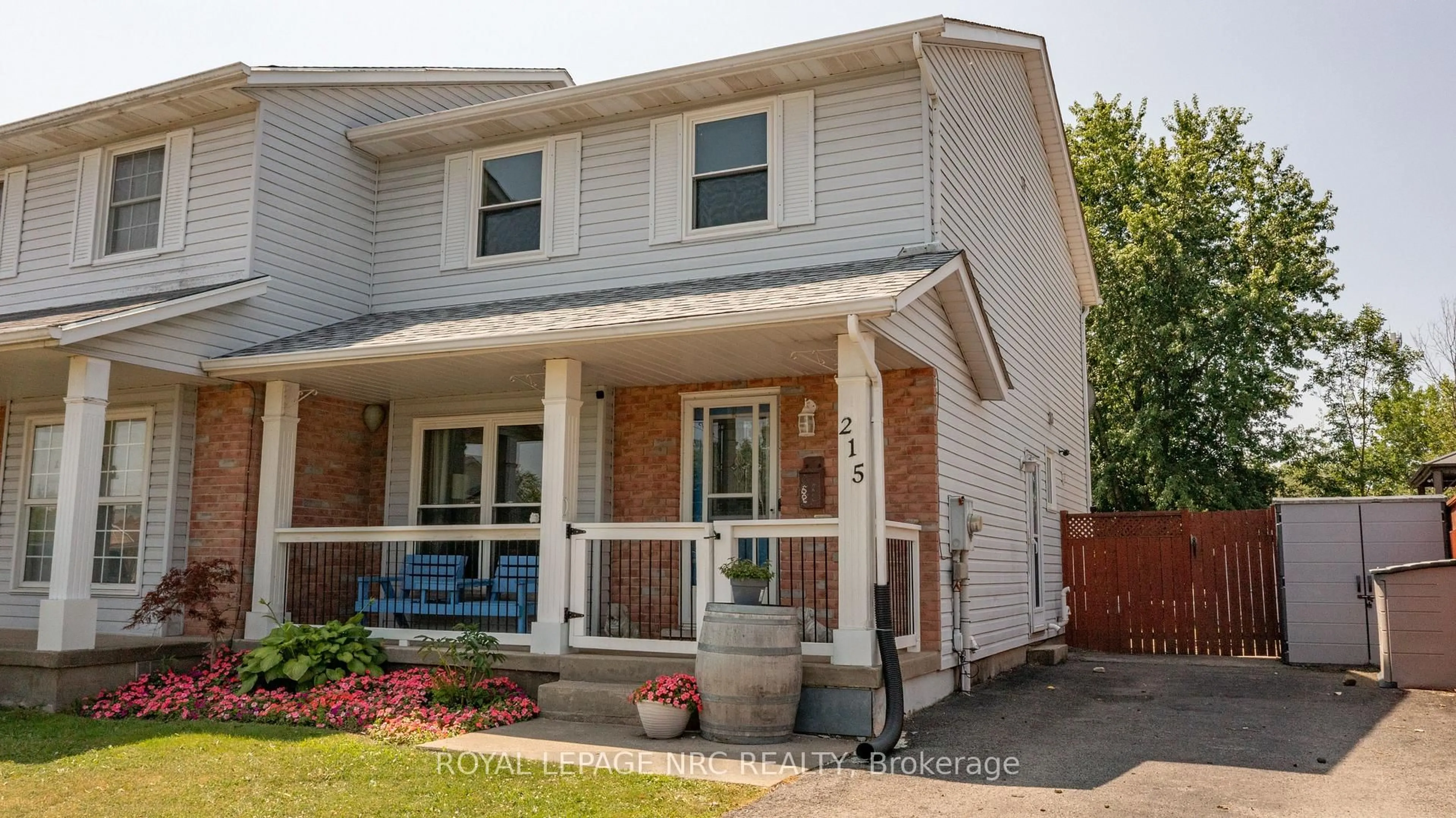 Home with vinyl exterior material, street for 215 Windsor St, Welland Ontario L3C 7E4