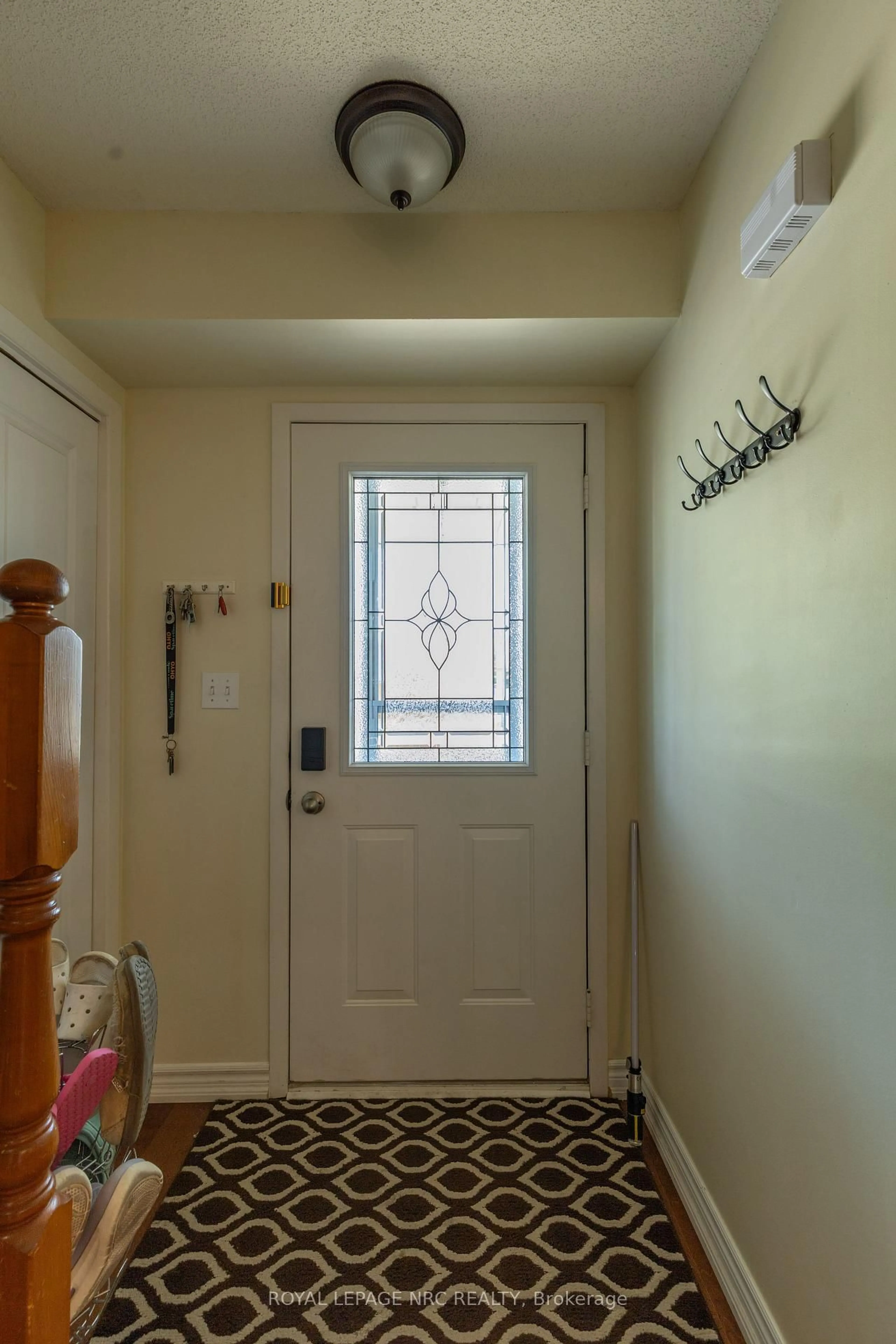 Indoor entryway for 215 Windsor St, Welland Ontario L3C 7E4