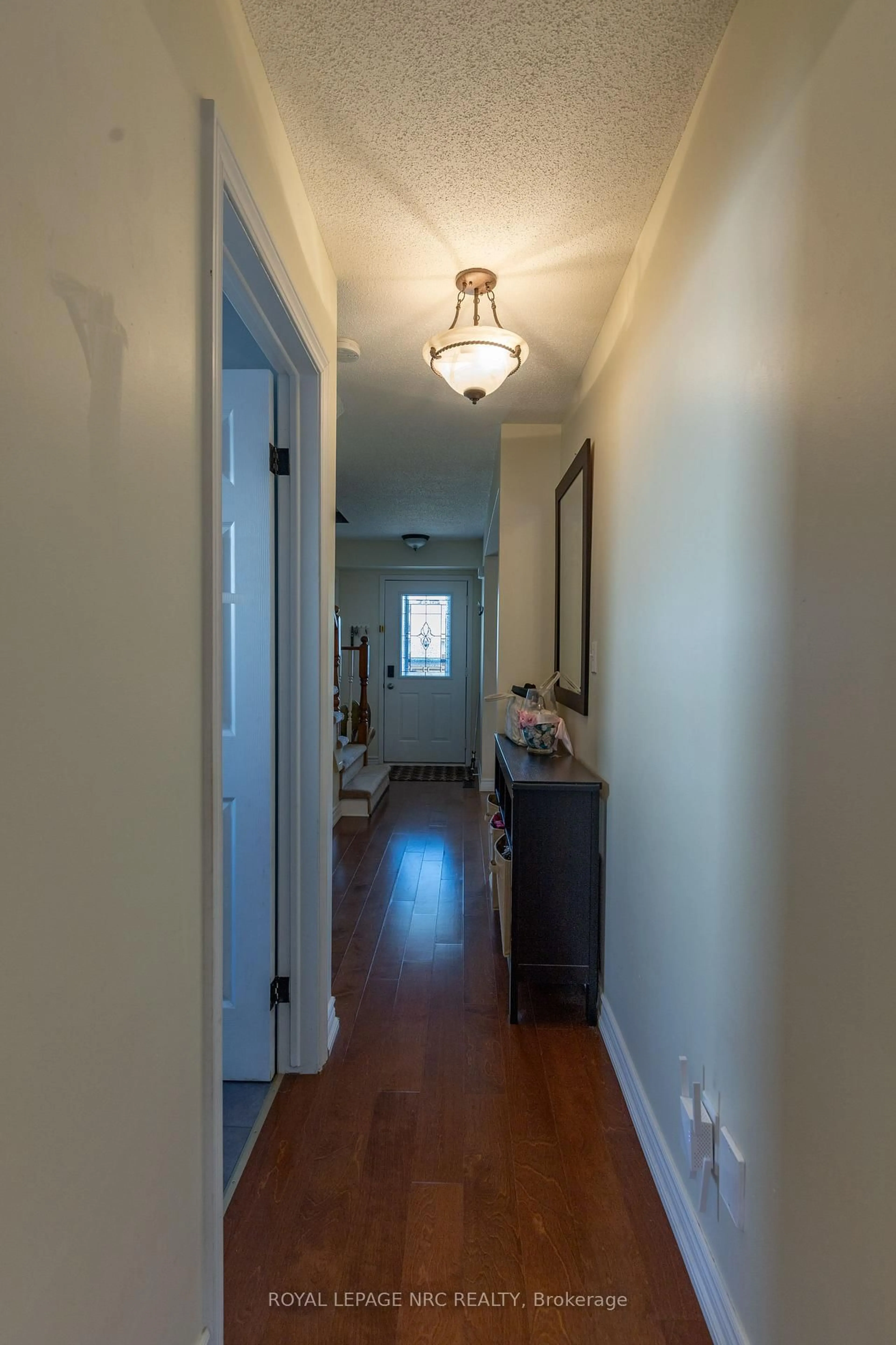 Indoor entryway for 215 Windsor St, Welland Ontario L3C 7E4