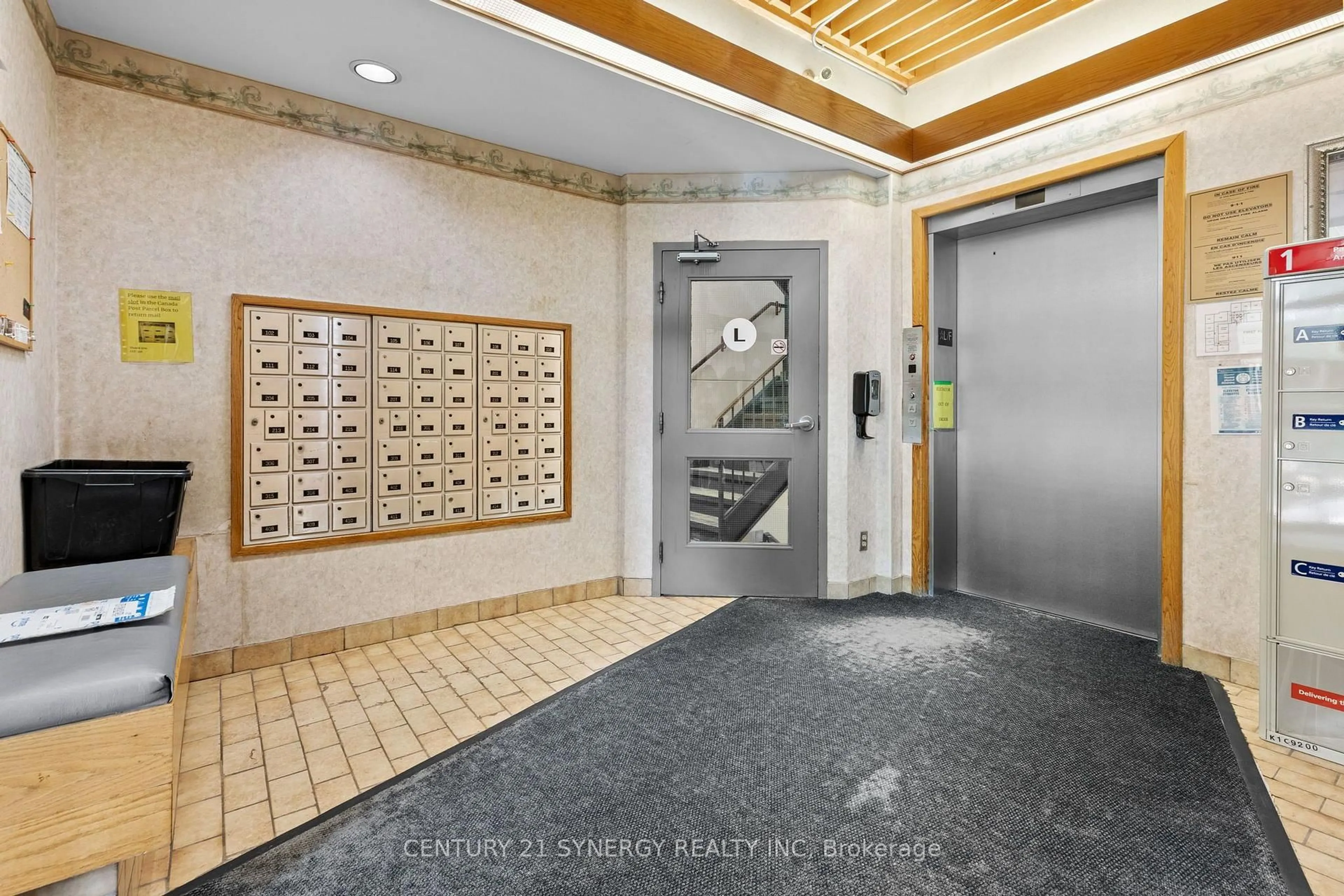 Indoor foyer for 6470 Bilberry Dr #412, Ottawa Ontario K1C 4P1