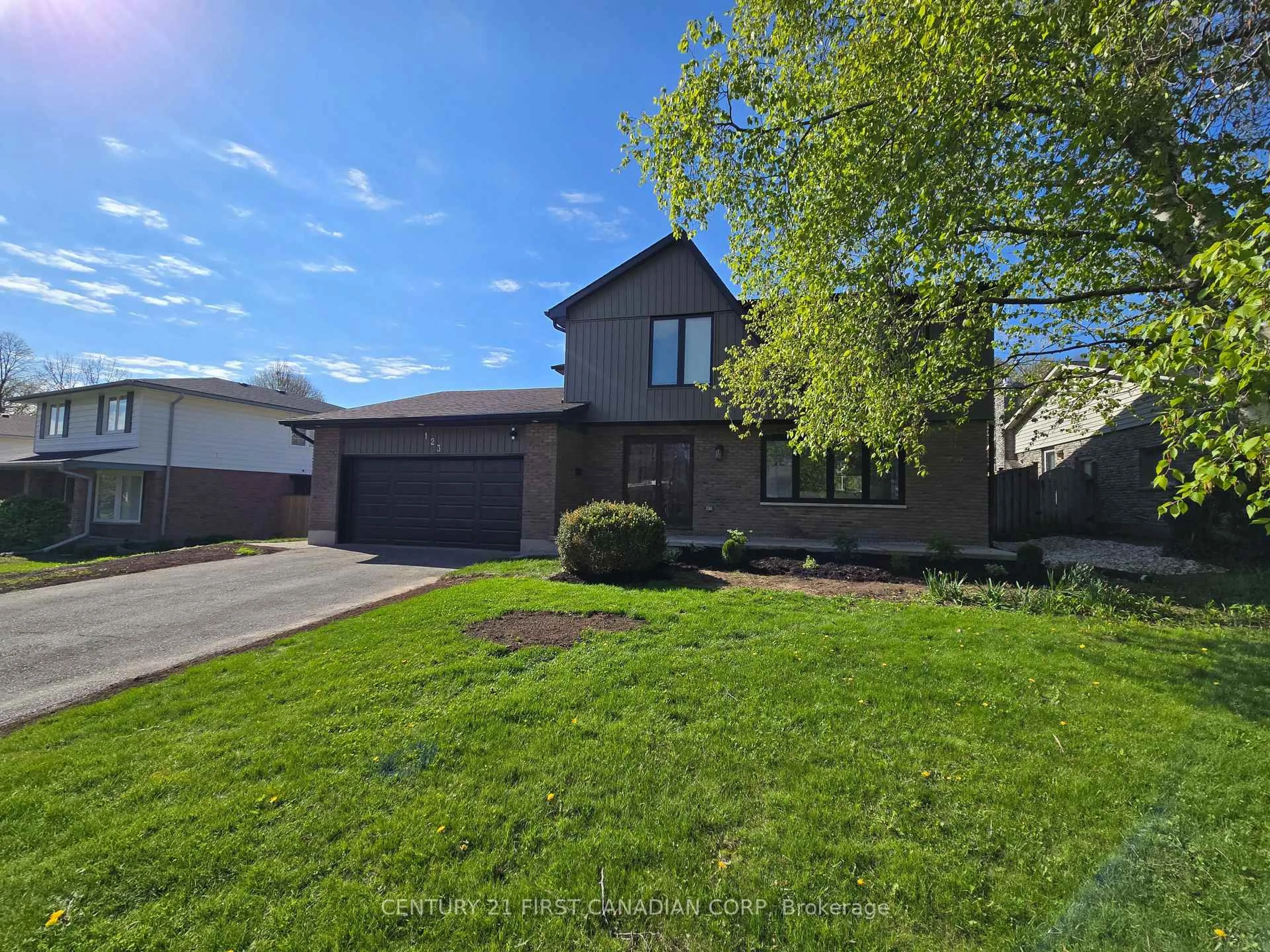 A pic from outside/outdoor area/front of a property/back of a property/a pic from drone, street for 123 HILLSMOUNT Cres, London South Ontario N6K 1V6