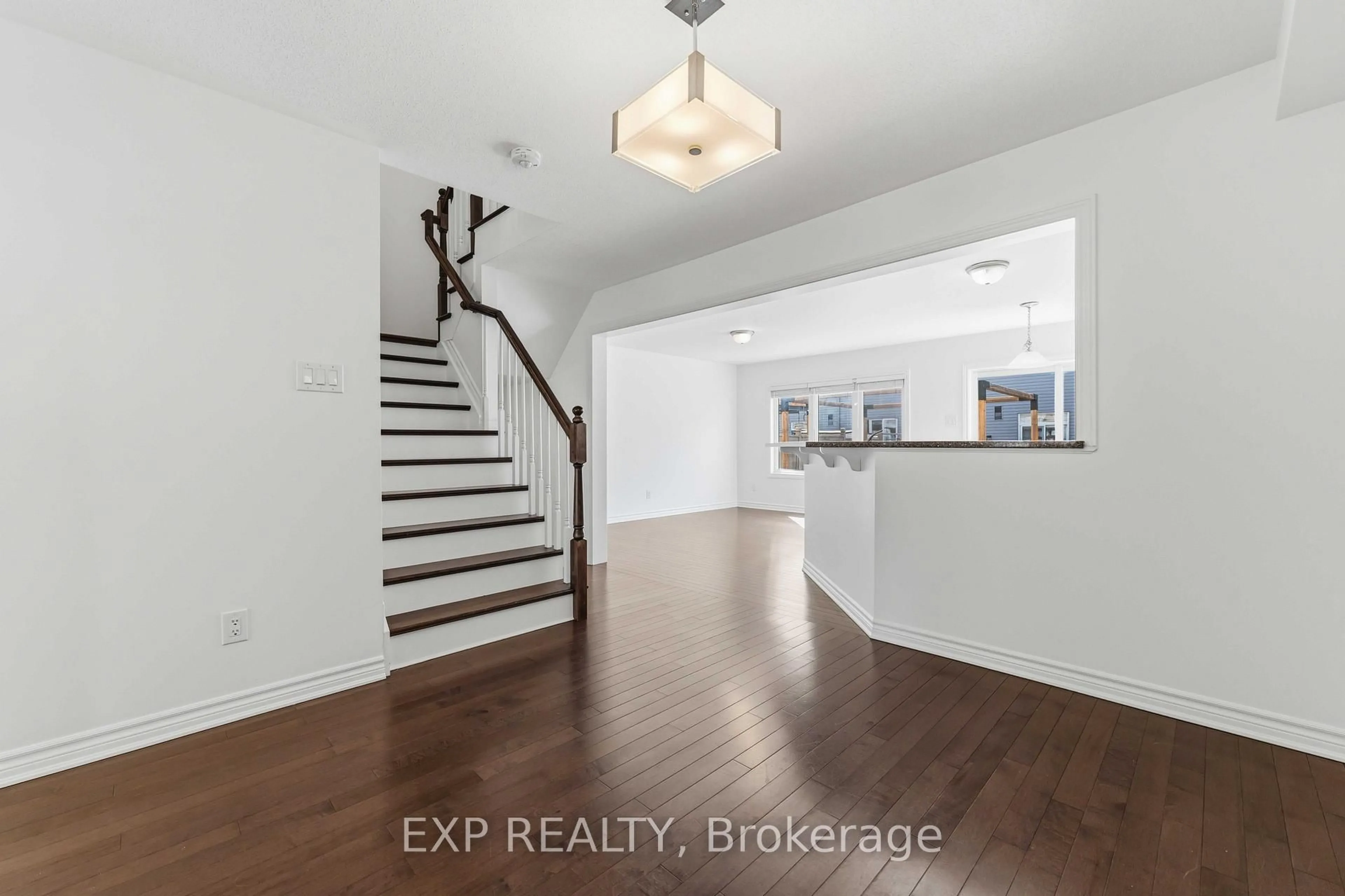 Indoor entryway for 82 Buffalograss Cres, Ottawa Ontario K2J 6H5