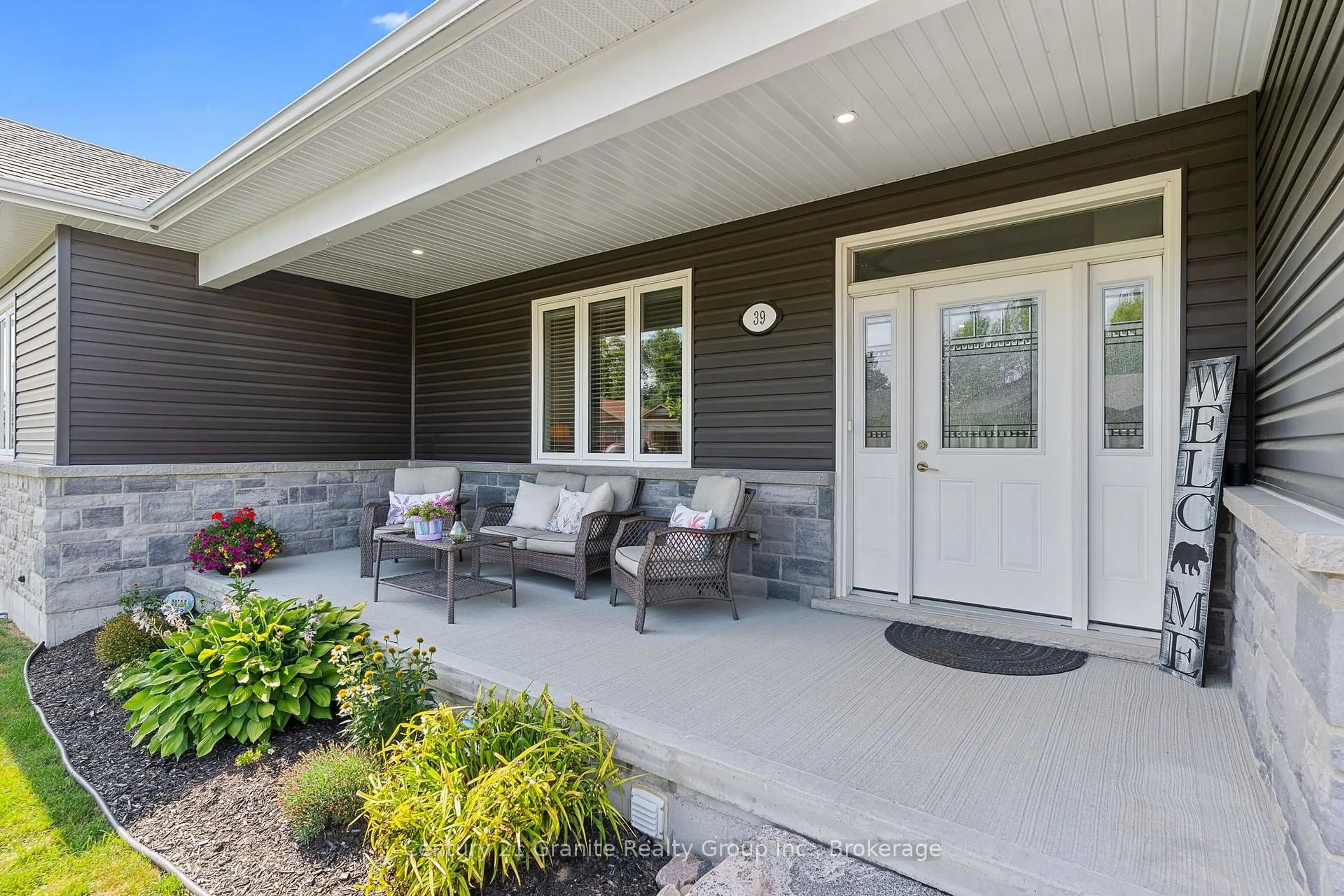 Patio, street for 39 Windover Dr, Minden Hills Ontario K0M 2K0