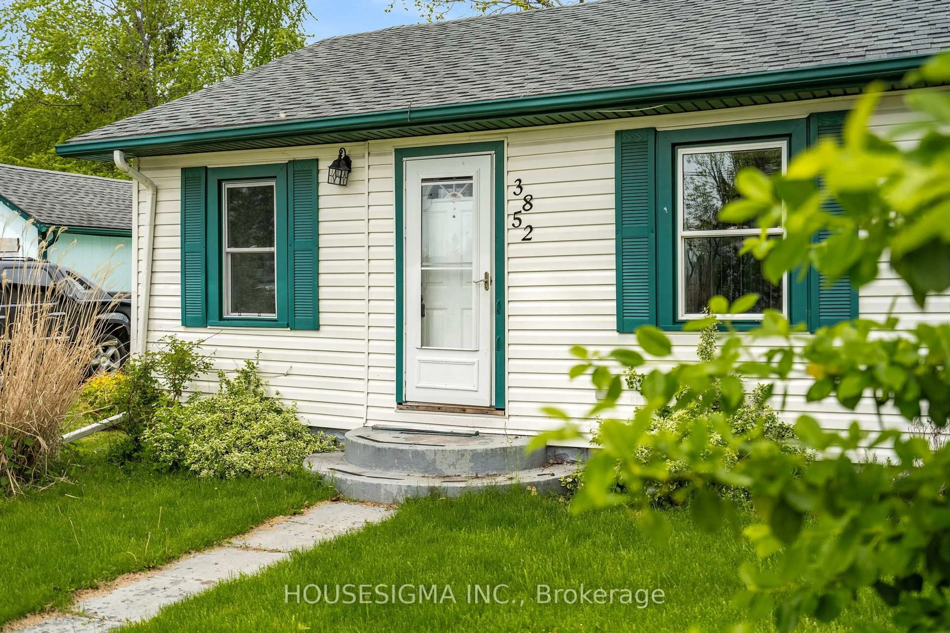Home with vinyl exterior material, street for 3852 Brunswick Ave, Fort Erie Ontario L0S 1B0