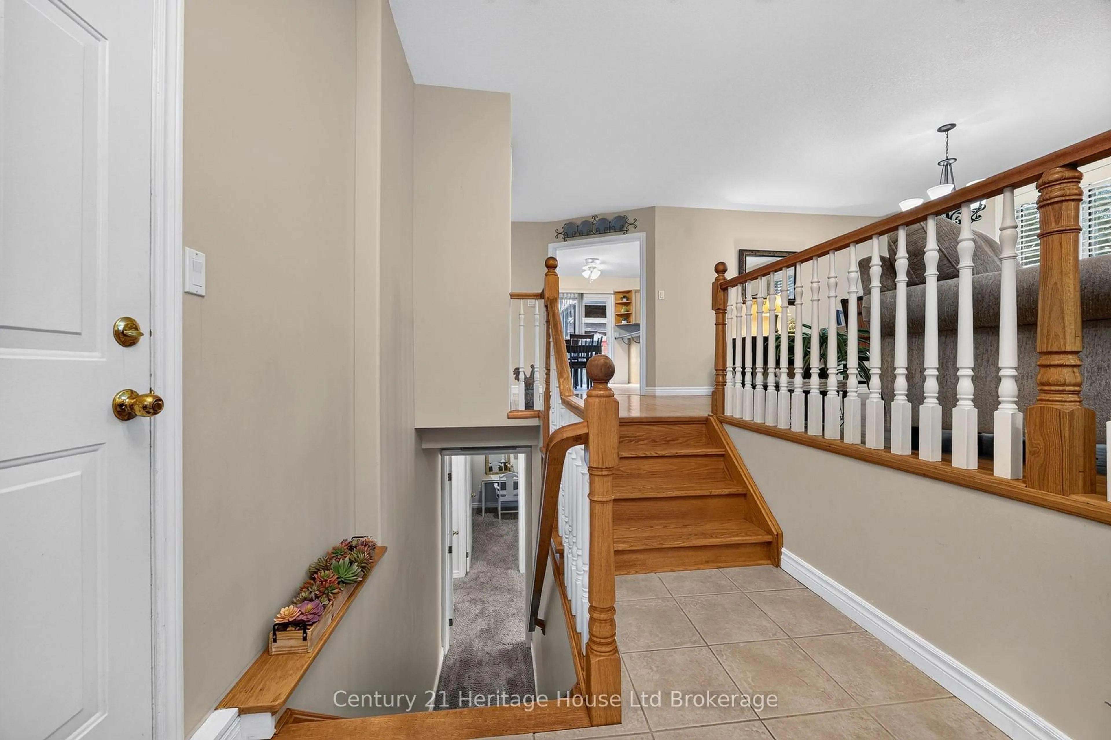 Indoor foyer for 22 Hillside Rd, Ingersoll Ontario N5C 4B5