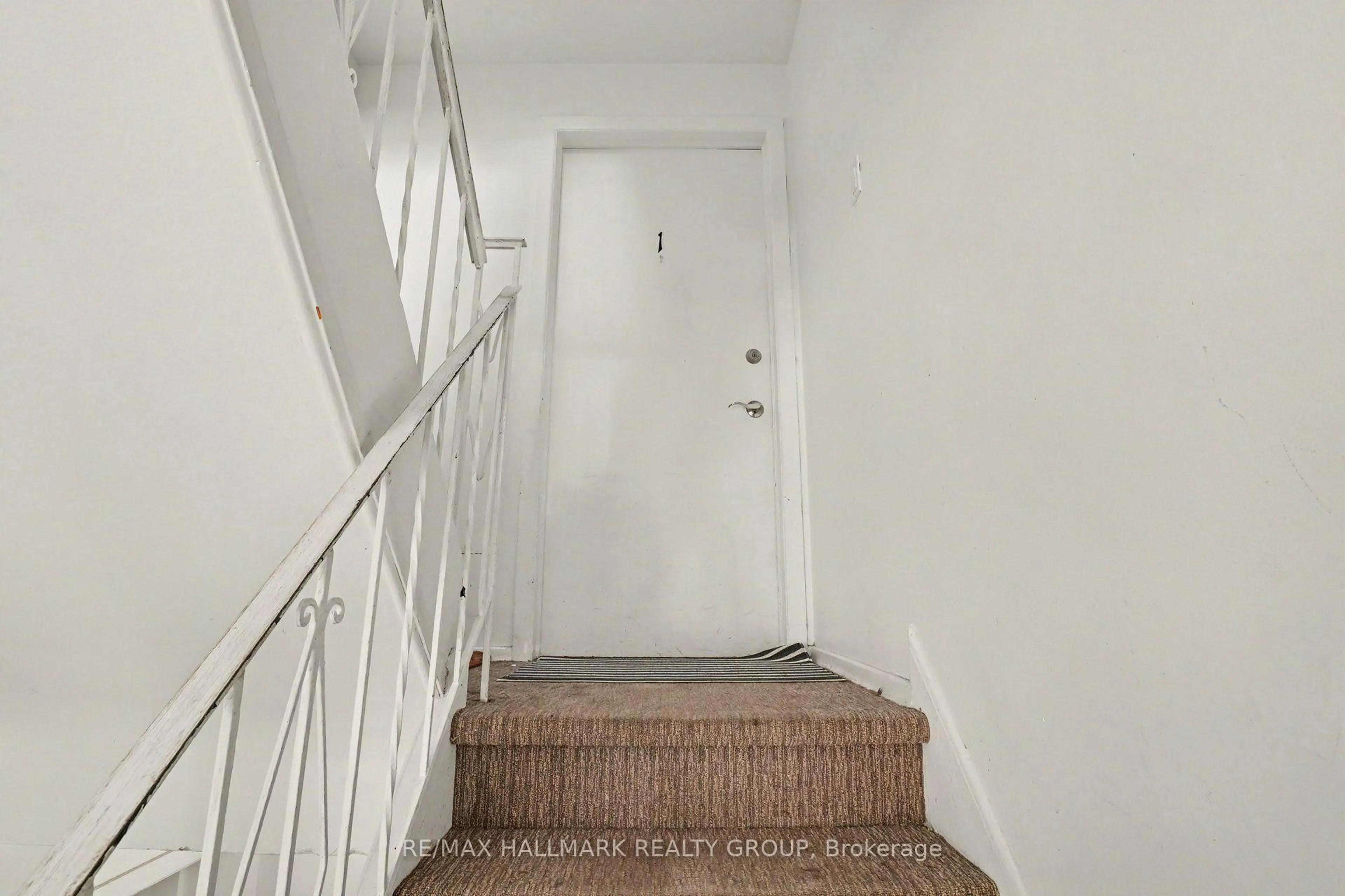 Unknown for 657 Golden Ave, Ottawa Ontario K2A 2G3