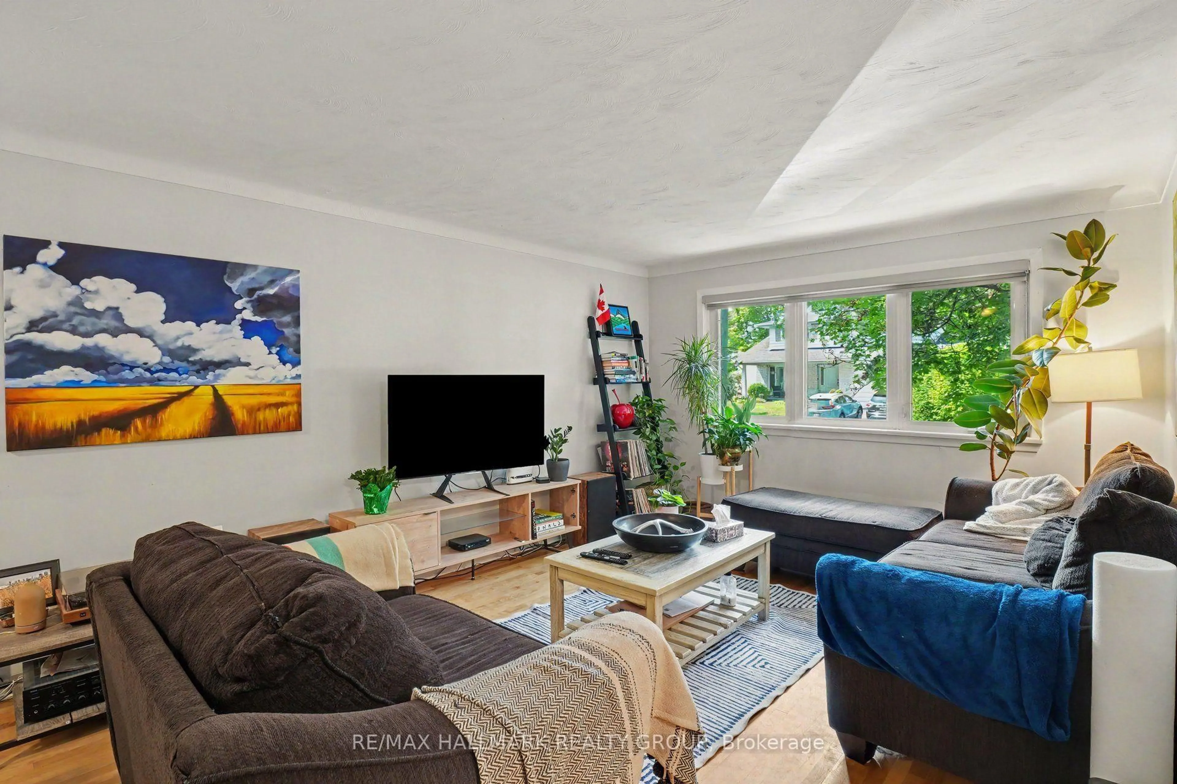 Living room with furniture, unknown for 657 Golden Ave, Ottawa Ontario K2A 2G3