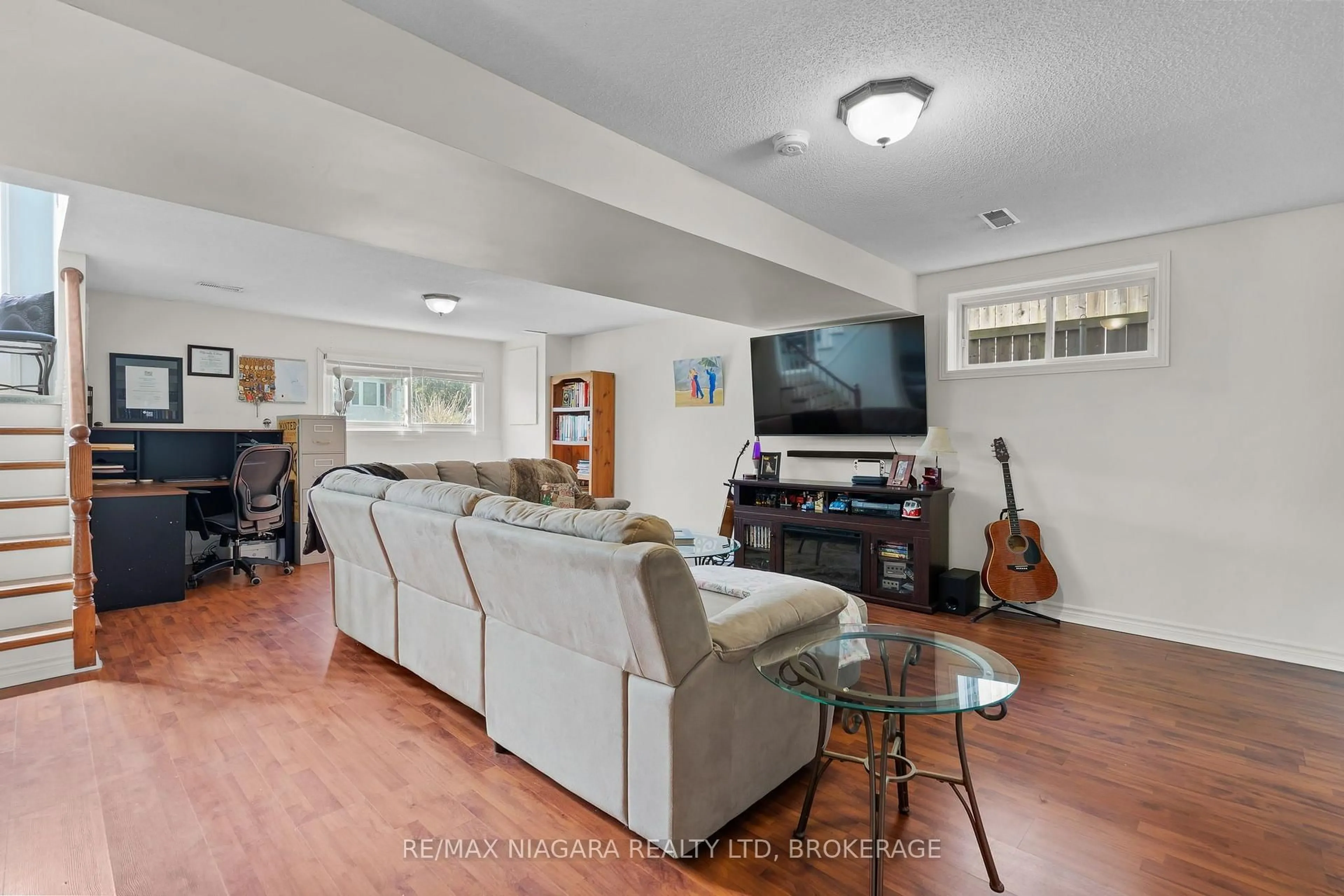 Living room with furniture, unknown for 3698 Sussex Lane, Fort Erie Ontario L0S 1S0