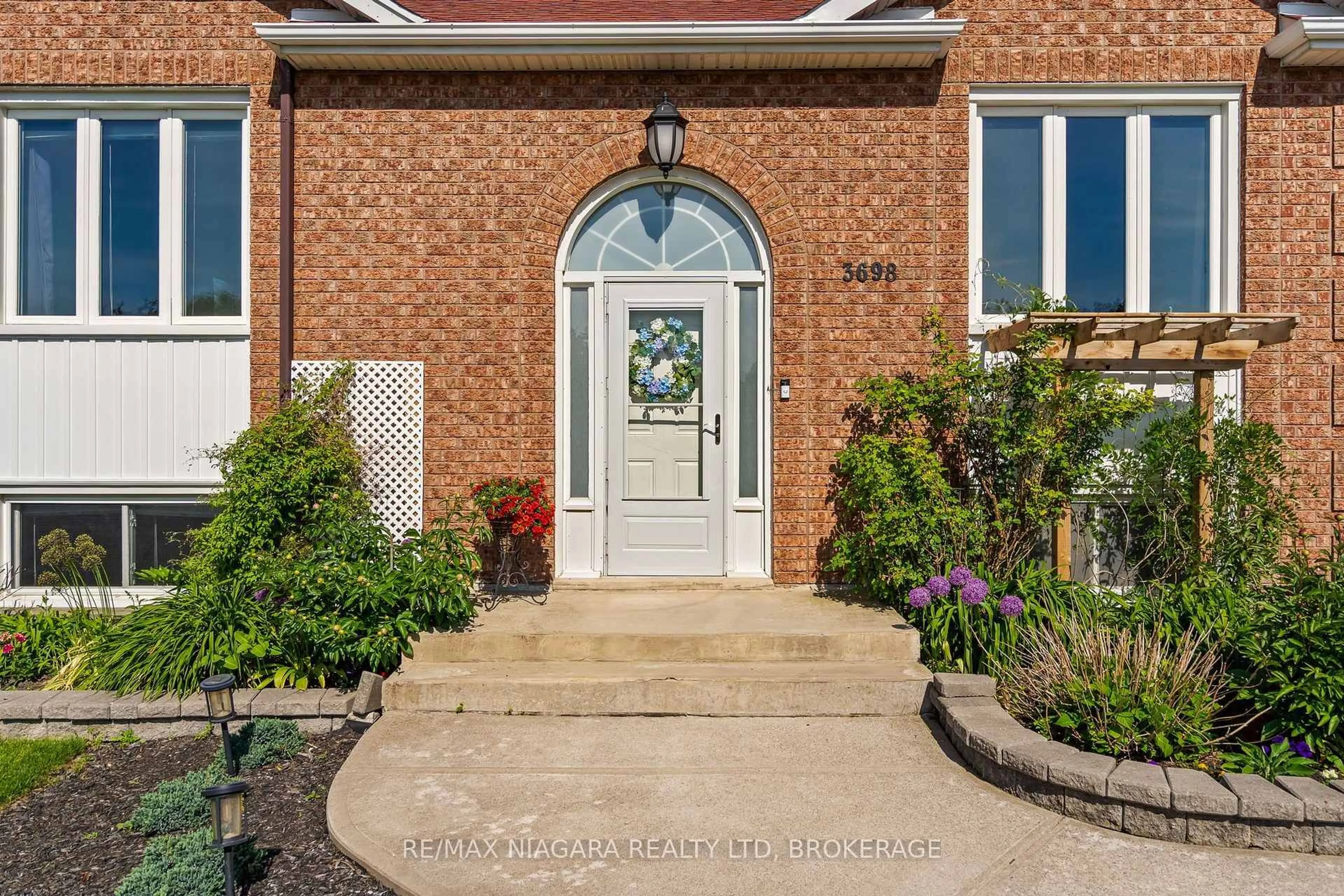 Indoor entryway for 3698 Sussex Lane, Fort Erie Ontario L0S 1S0